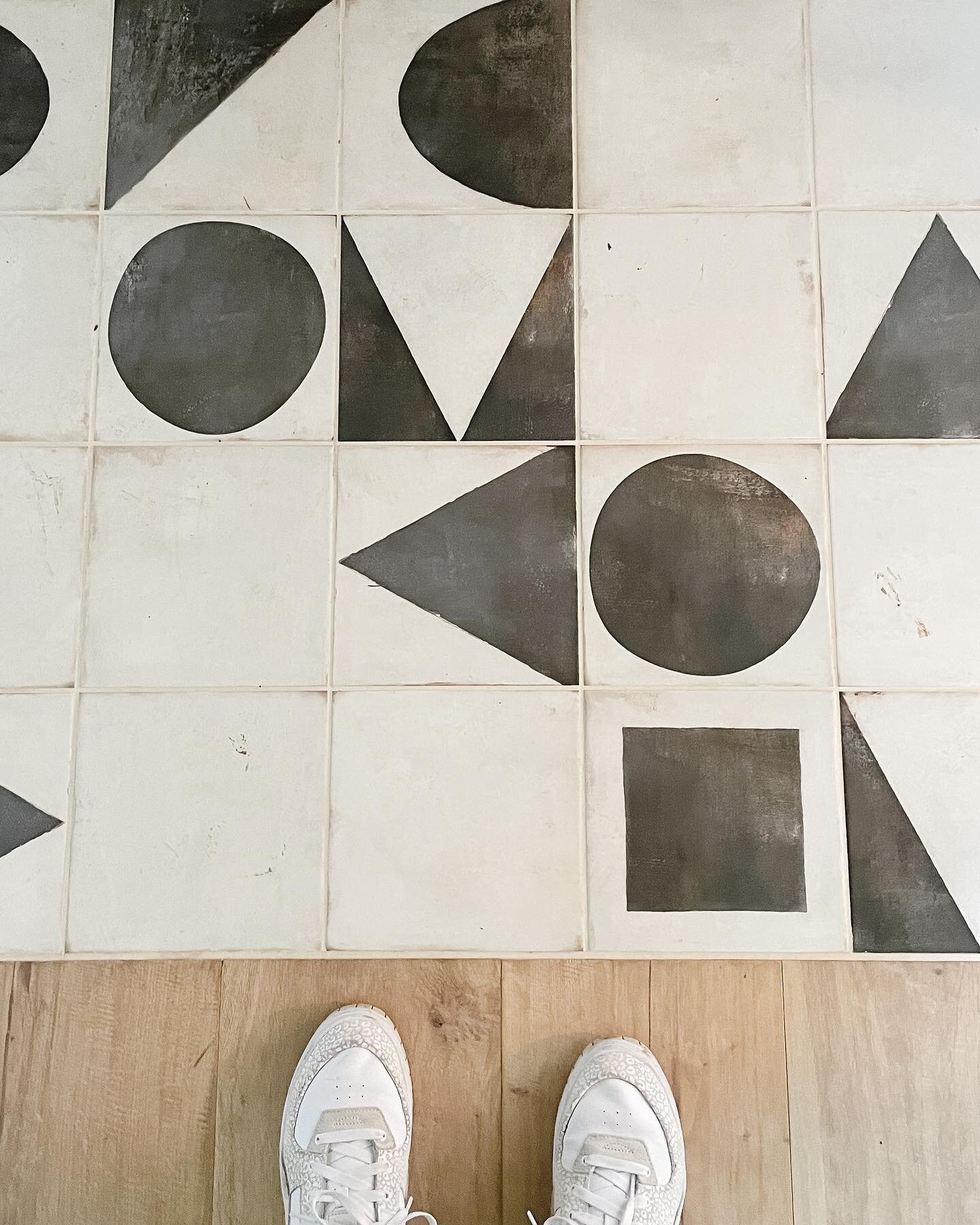 These tiles deserved a post on the grid 😍 We used them to create a tiled doormat for one of my recent reno projects. 

I loved this detail for 2 reasons - 1) it's practical and more hardwearing than the engineered wood that surrounds them, so perfec