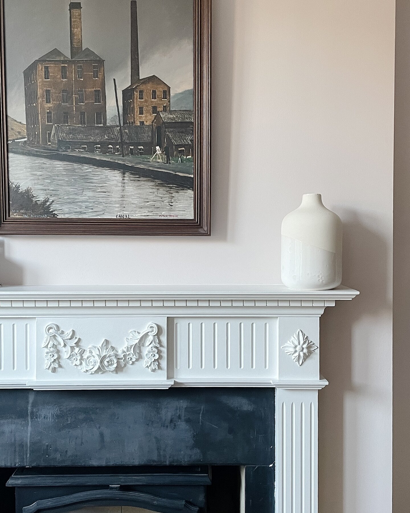 Here's a sneak peek from a very nearly finished renovation I've been working on since December last year. The colours in this project were a highlight and this very subtle pink (Marble Arch by @mylands_london) looks so good in the living room 😍