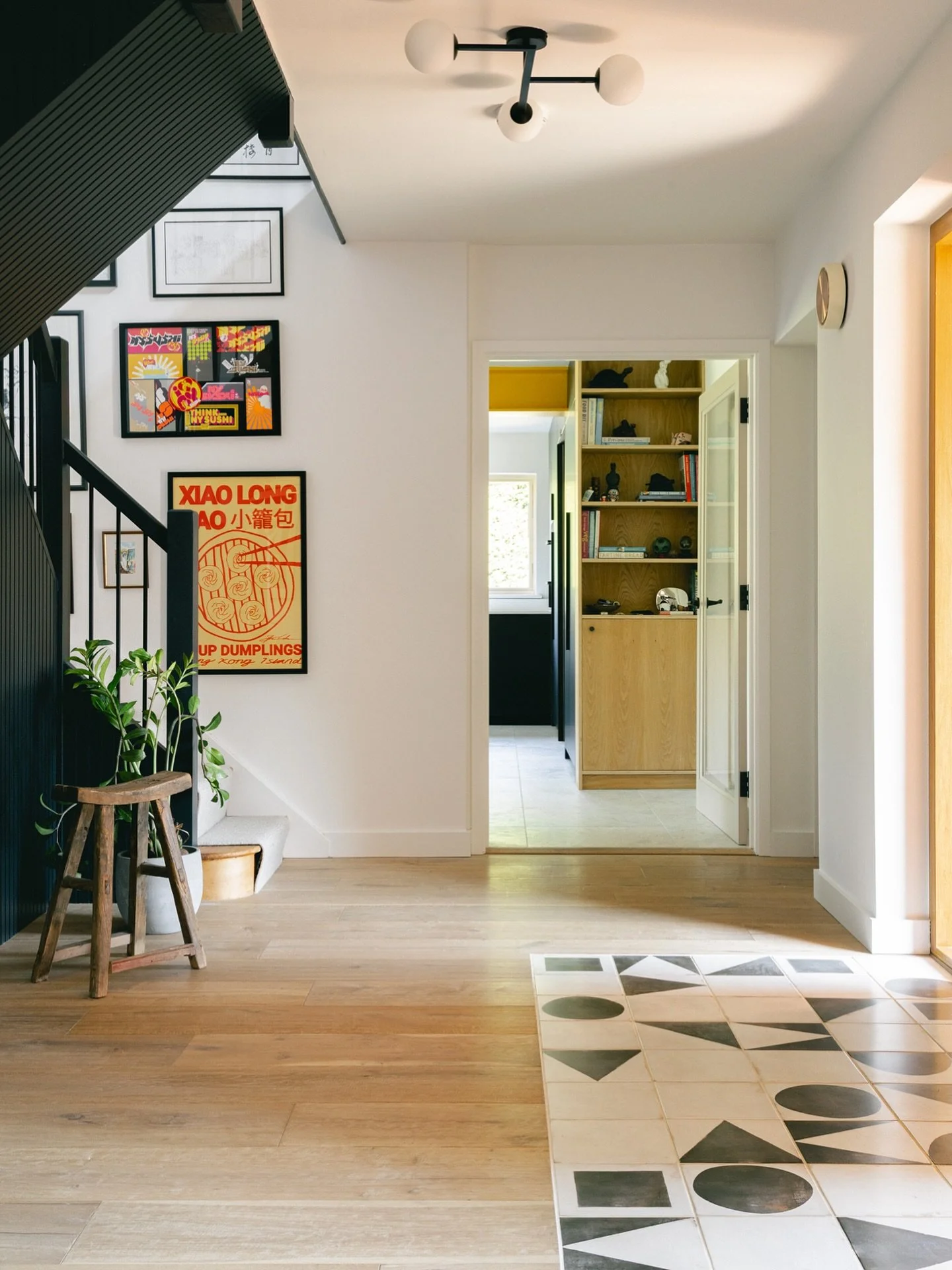 Throwing it back this morning to a project we photographed earlier this year! This statement hallway was a highlight for me 👌🏼

📷  @lewisgregoryphotography