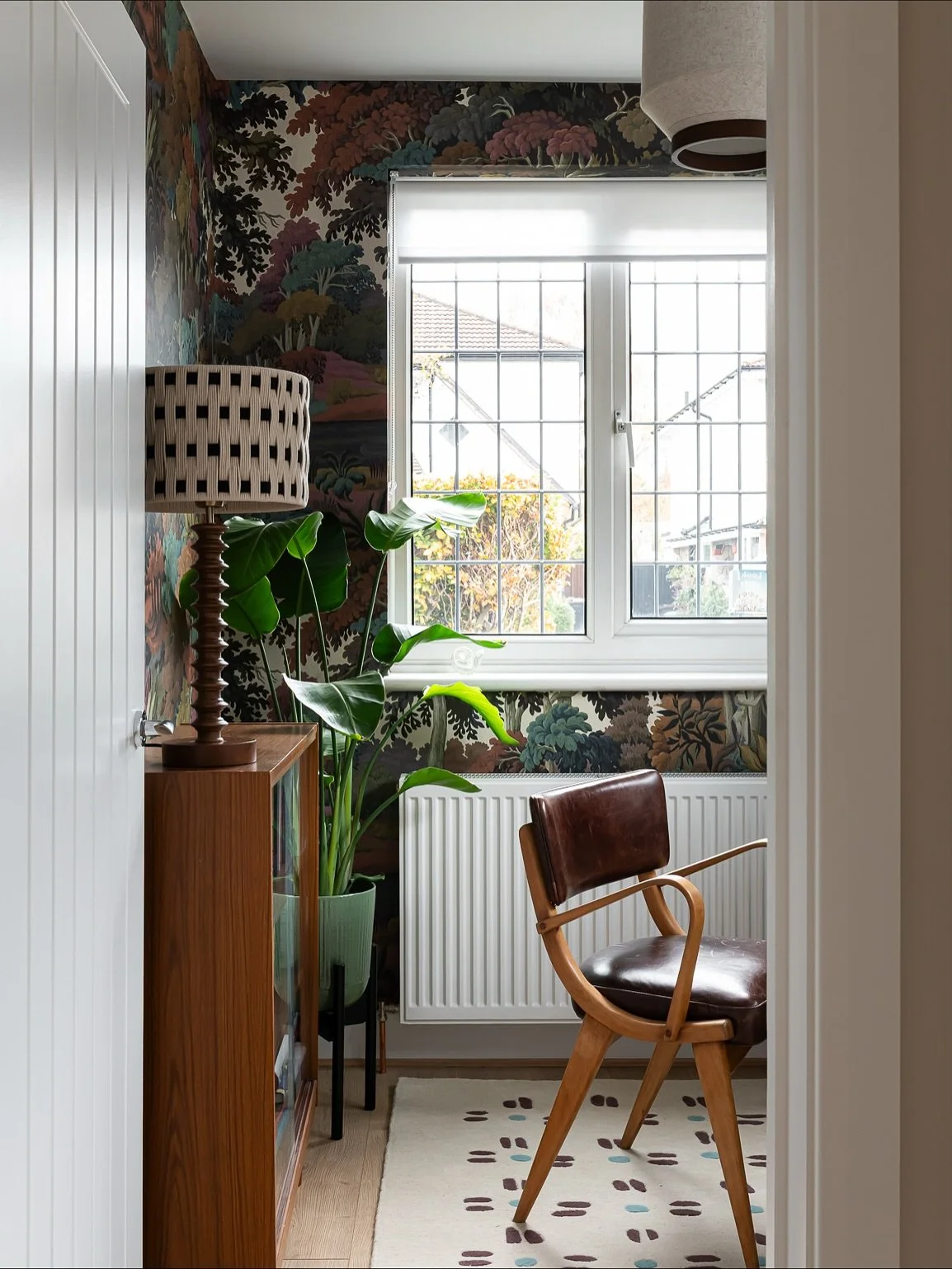 Oh hi! Thought I'd share one of my favourite views into the study, featuring this beautiful House of Hackney wallpaper. The other bits in this room were mostly thrifty finds - the bookcase was from Facebook marketplace, the chair is a Ben Stoe which 