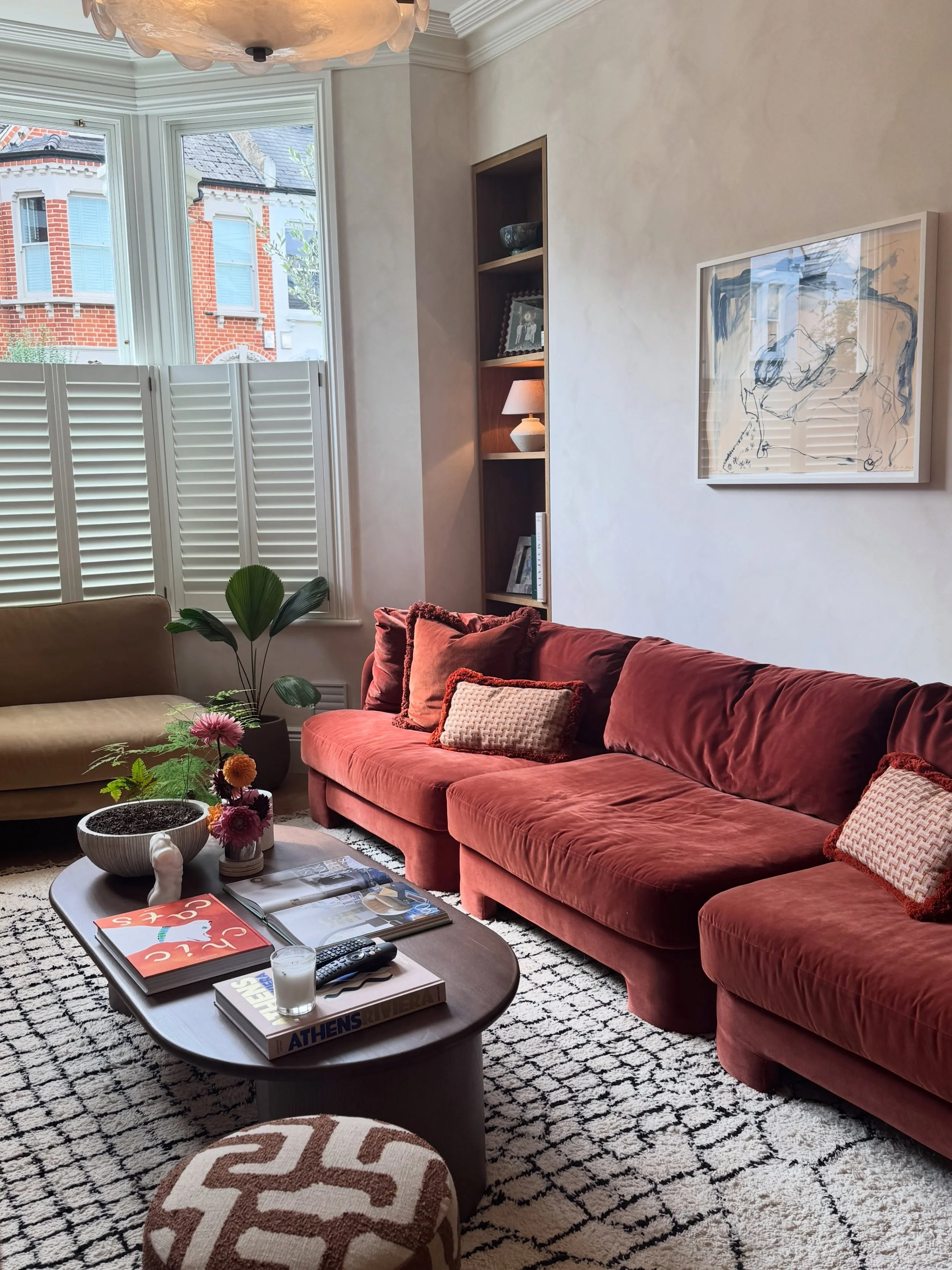 Highlights from the @livingetcofficial Unlocked event...

1. Beautiful rusty red sofa, I adored the colour palette in this room
2. A tiny courtyard
3. Beautiful built ins
4. Loved this way of displaying family photos
5. Great mixture of lighting, als