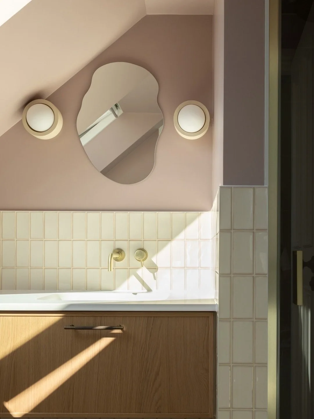 Welcome to the pink en-suite of dreams 😍 If the pink walls weren't enough, we also threw in a pink and white checkerboard floor tile! The vanity unit was a custom build and was designed to run full length of the available space to maximise on storag
