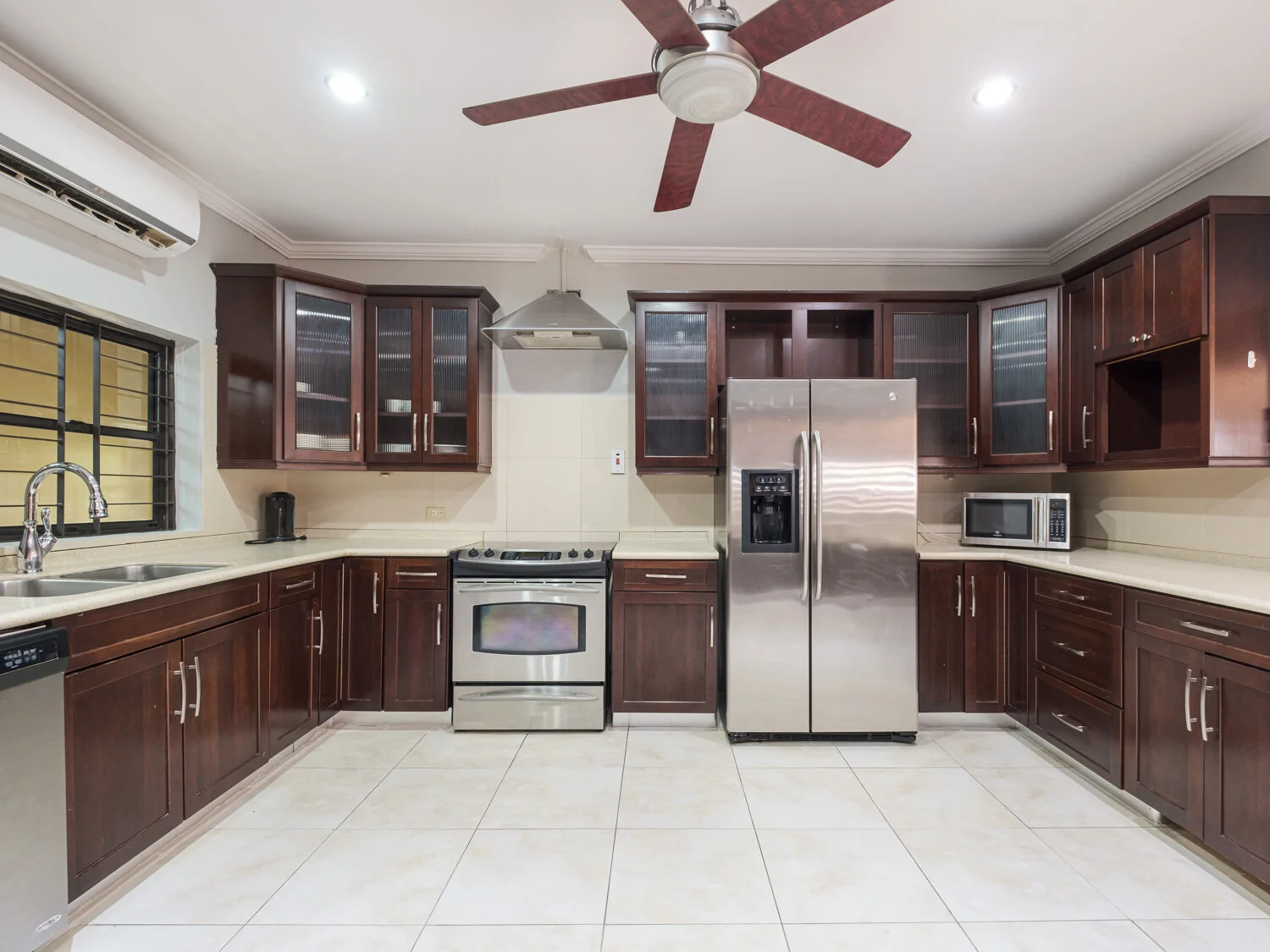 10-kitchen.jpg