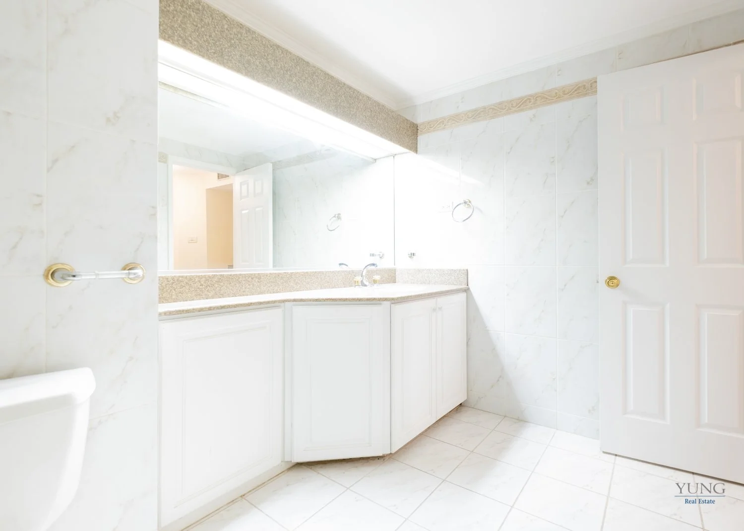 La Fontaine 10C - Master Bathroom 02.jpg