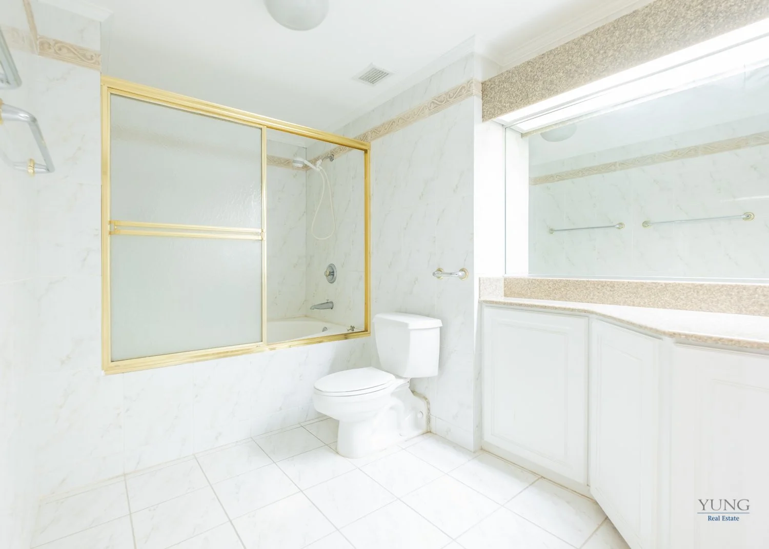 La Fontaine 10C - Master Bathroom 01.jpg
