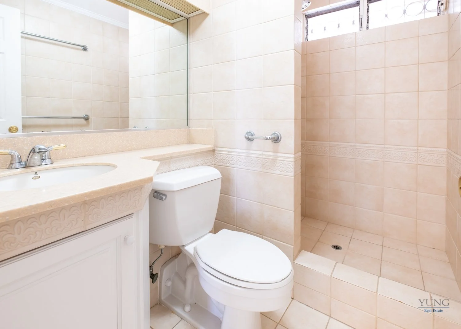 La Fontaine 10C - Guest Bathroom 02.jpg