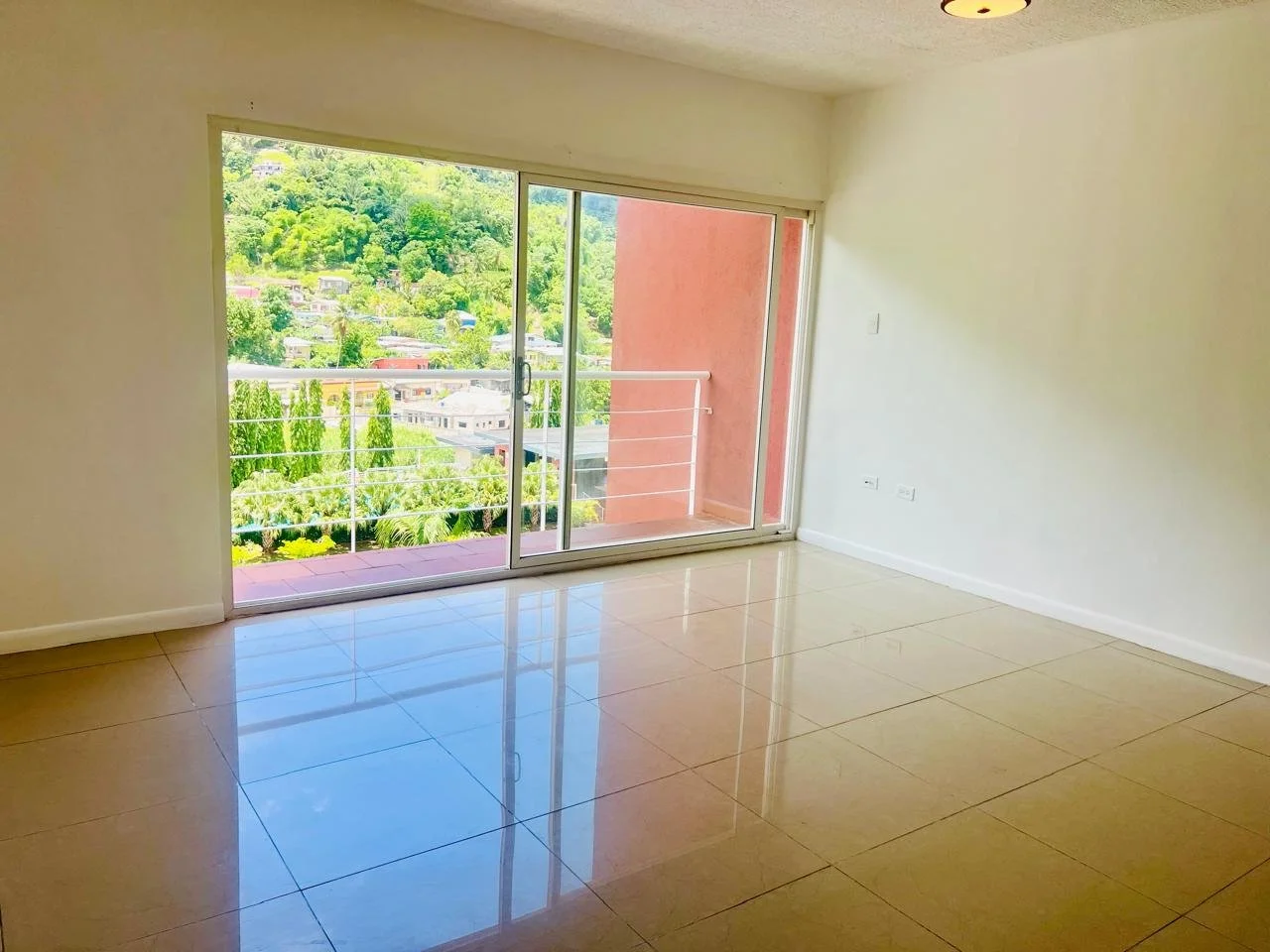 845 West Hills, Petit Valley