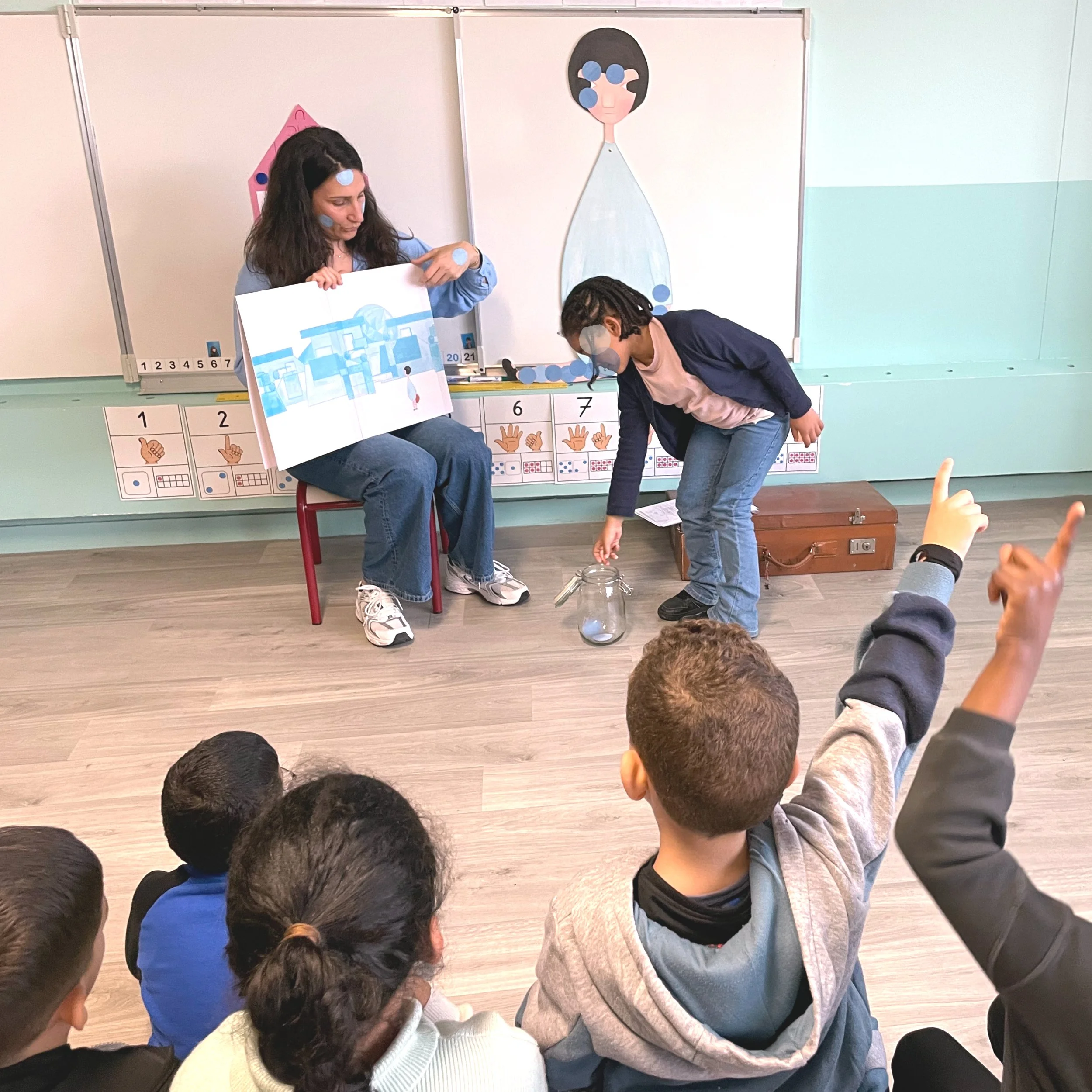 groupe d’enfant écoutent une histoire