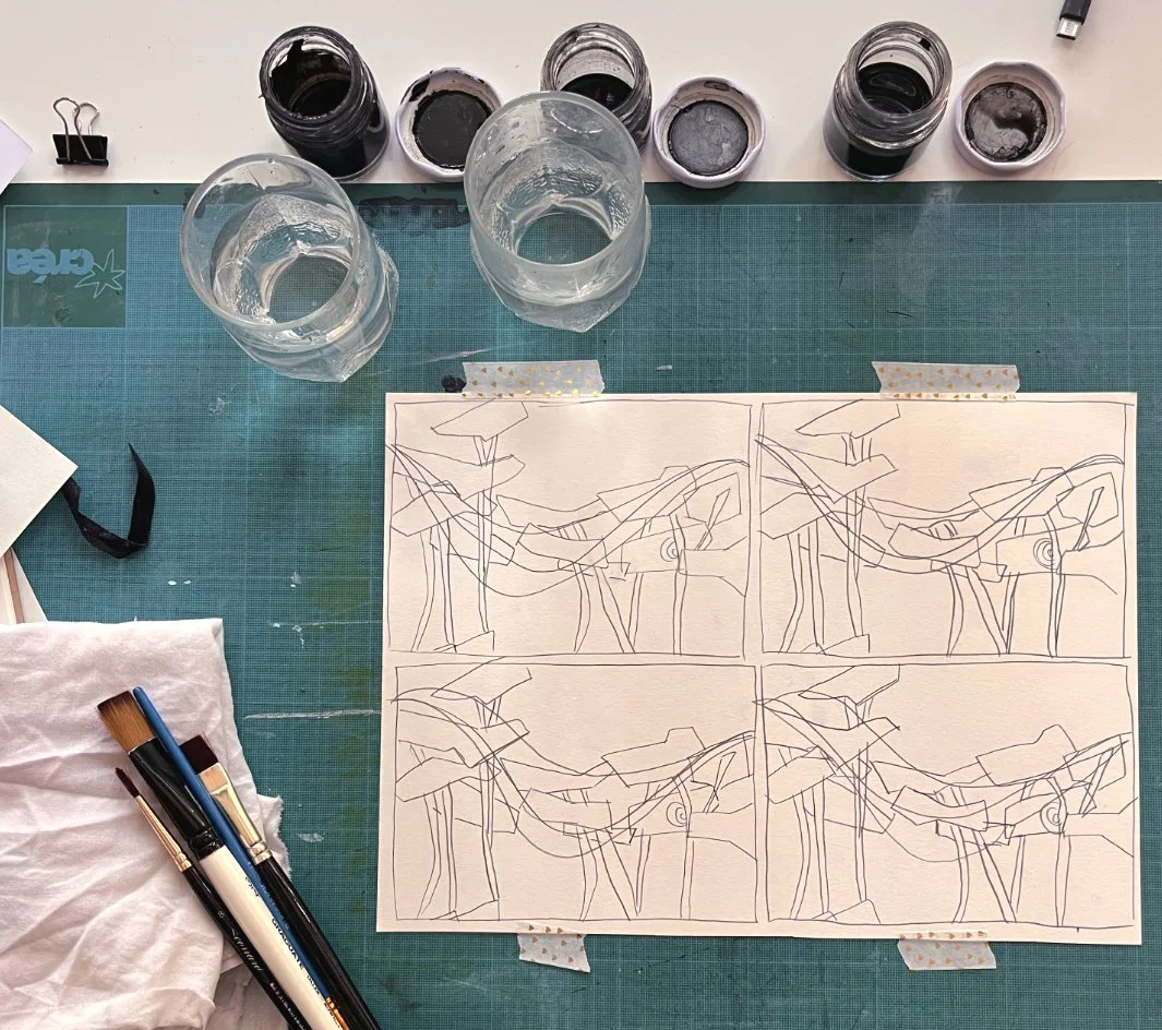 Notes d'atelier : Table d'atelier avec croquis au crayon en quatre cases, pinceaux et verres d'eau