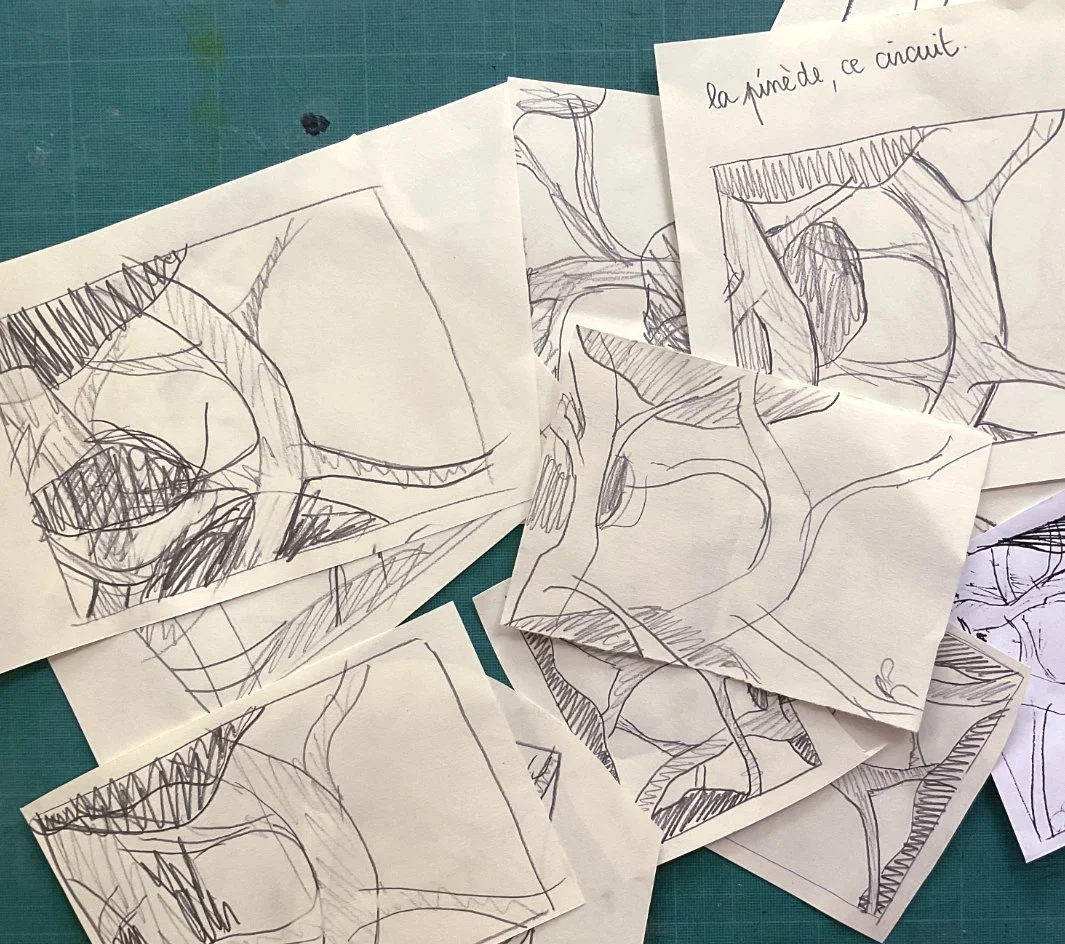 ue sur le bureau de Mathilde Greuzat montrant la répétition intensive d'un même croquis sur de petits formats, dessinés de manière brute pour épuiser la forme jusqu'à la fatigue visuelle.⁠