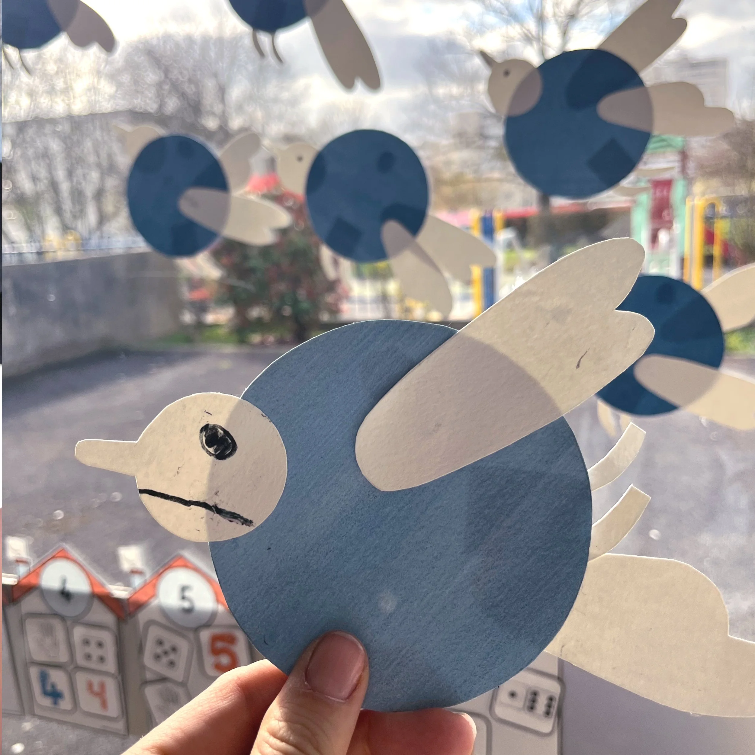 oiseau en carton bleu et blanc