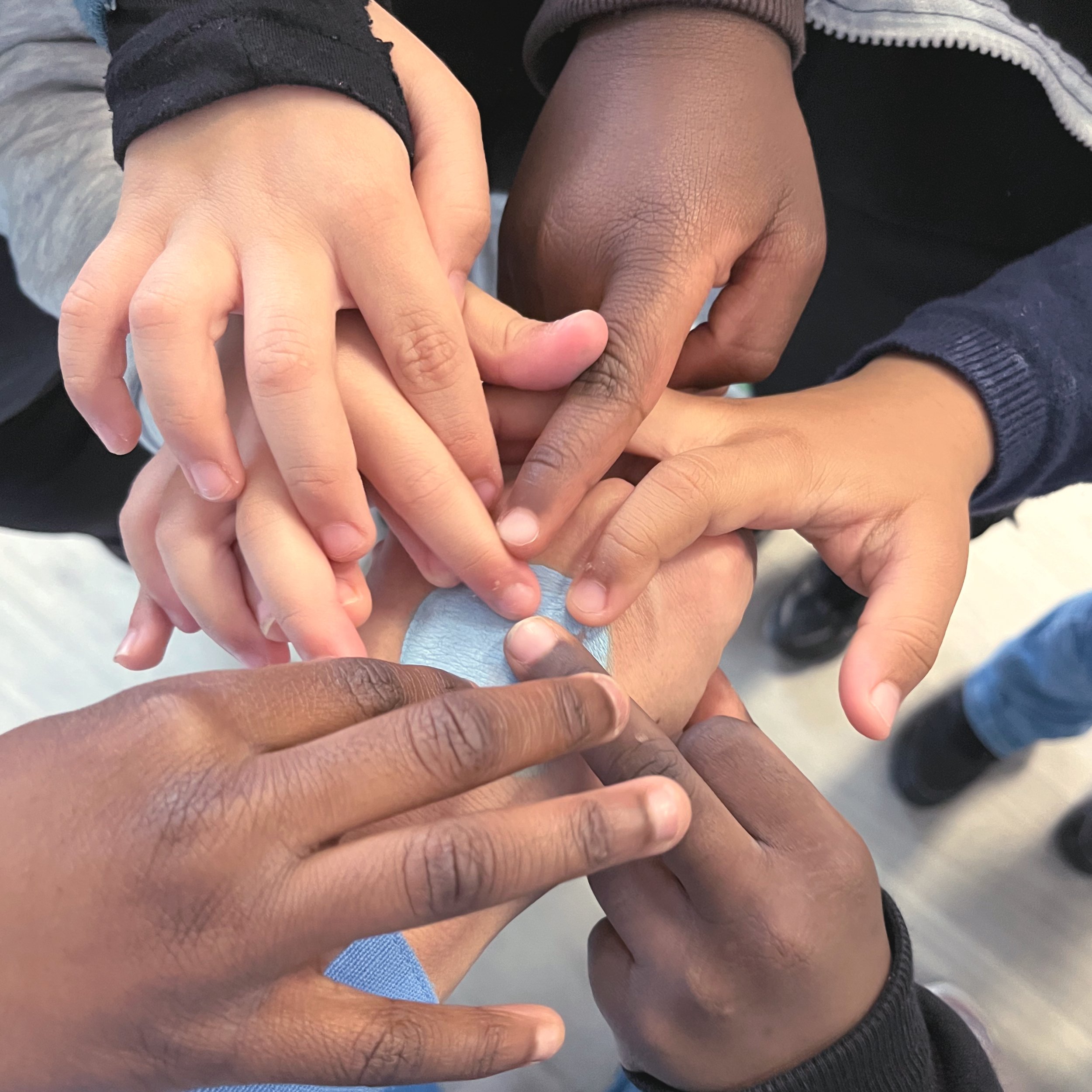 enchevêtrement de mains