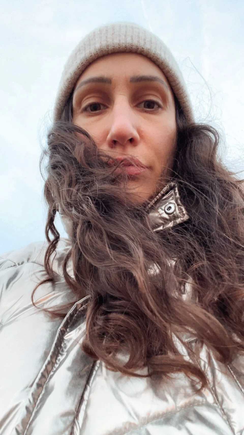 Portrait photographique de Mathilde Greuzat, illustratrice, dans son univers de création.⁠