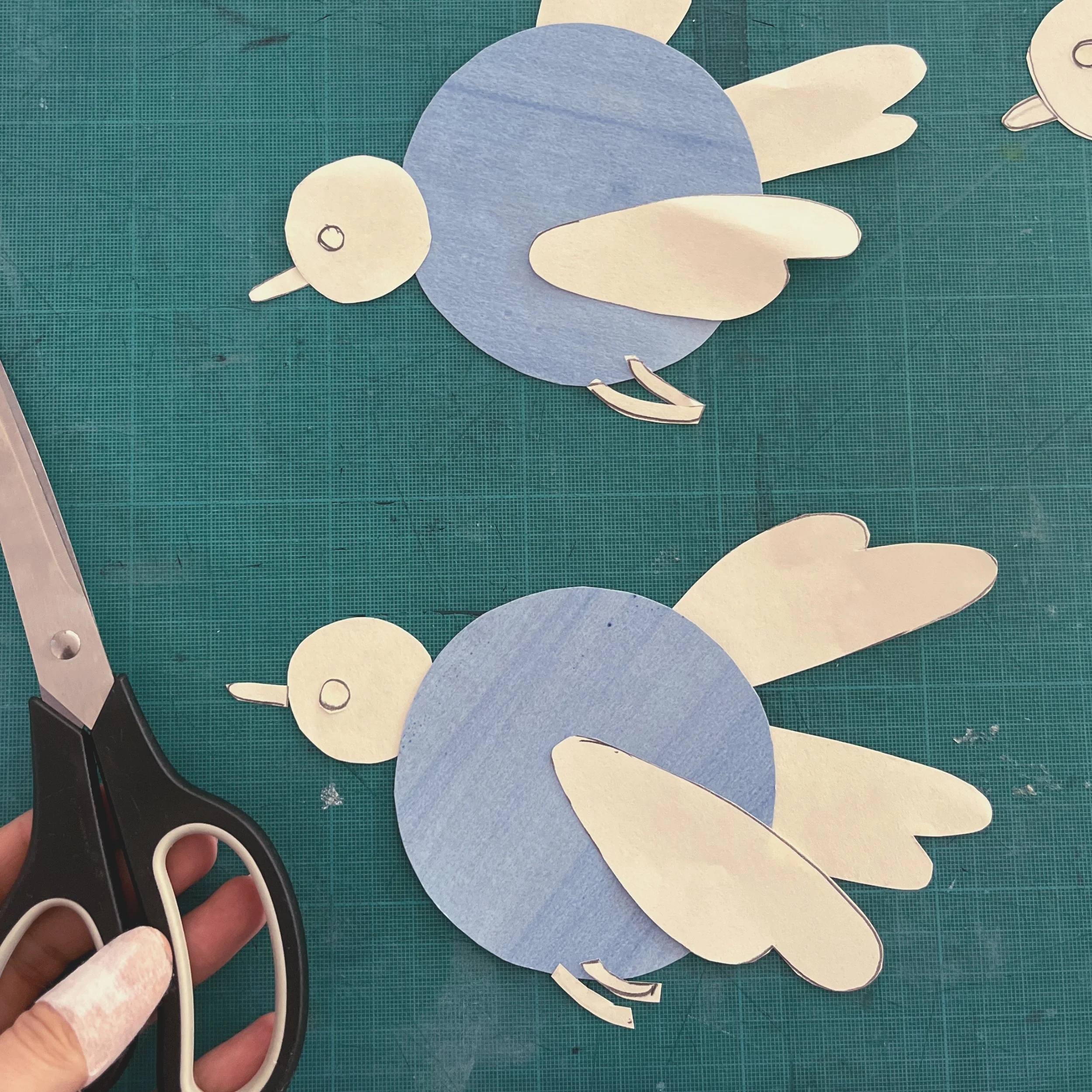 oiseaux bleu et blanc en papier