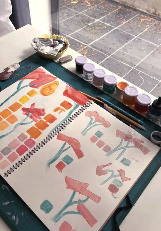 Vue globale de l'atelier de l'illustratrice Mathilde Greuzat en Vendée, montrant la recherche de coloris et le nuancier en peinture pour le personnage de Peter dans son environnement de travail.⁠