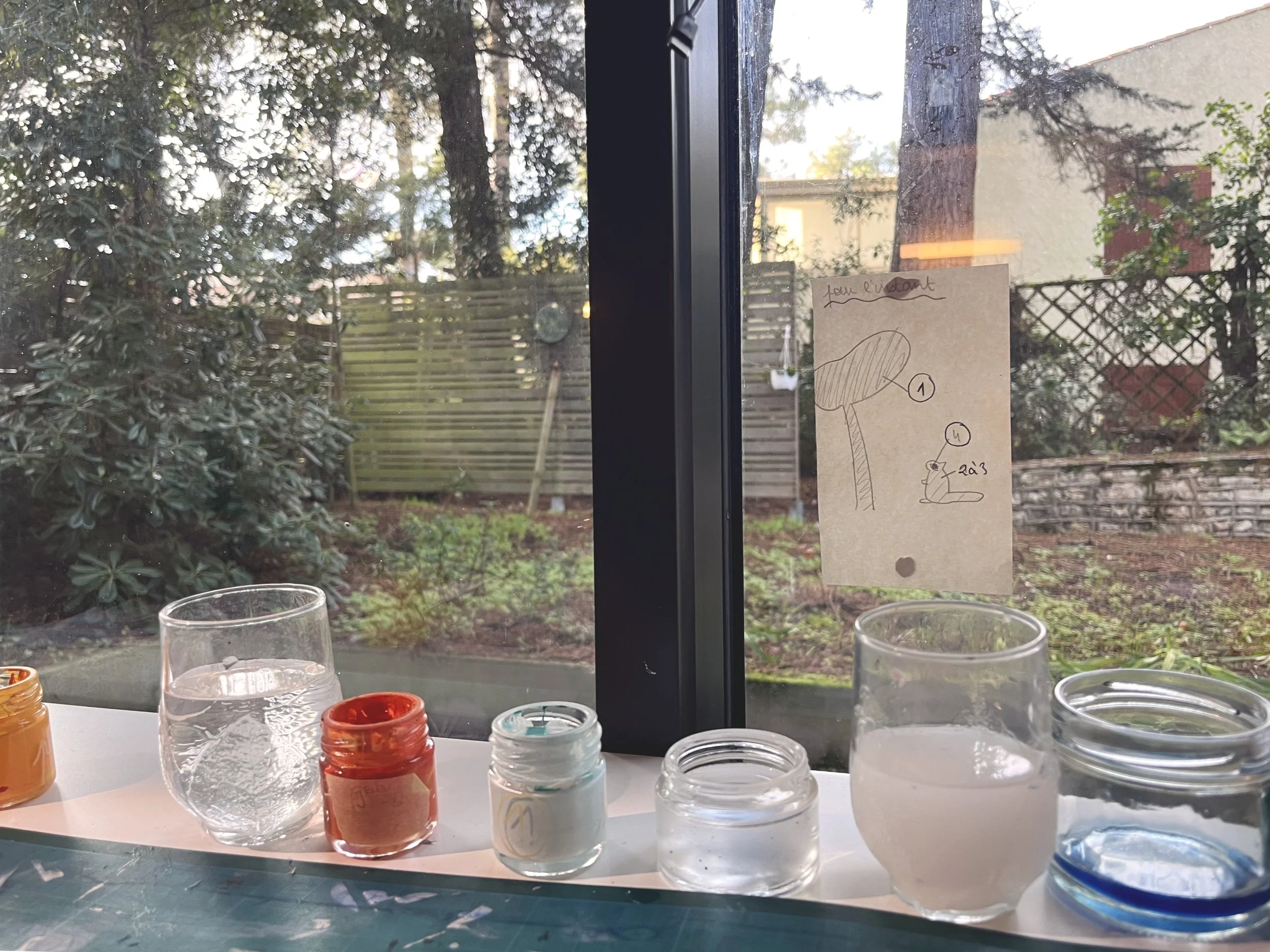 ⁠Vue de l'atelier de l'illustratrice Mathilde Greuzat, avec ses outils de dessin, ses storyboards et ses illustrations en cours.⁠