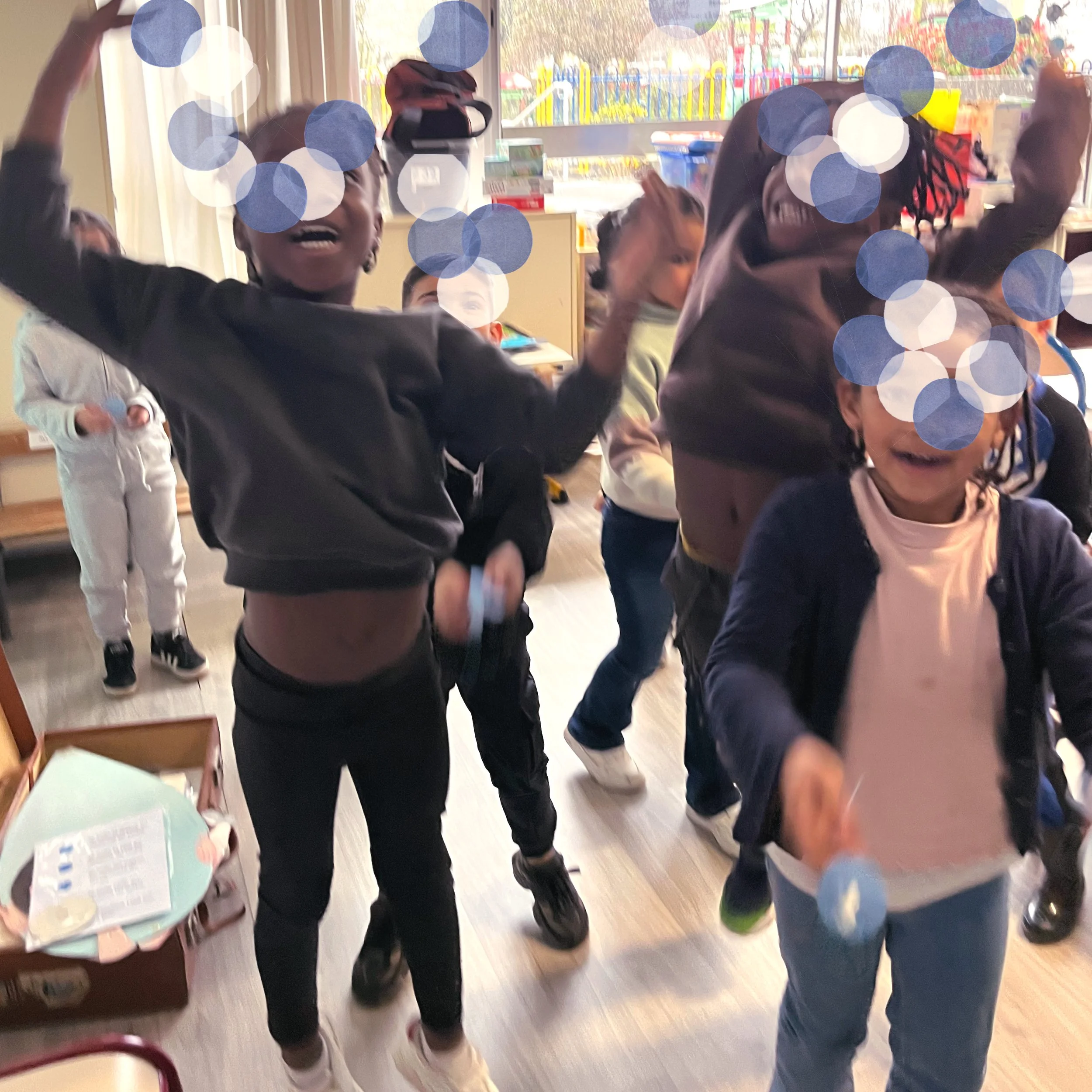joie et saut élèves dans des bulles bleues