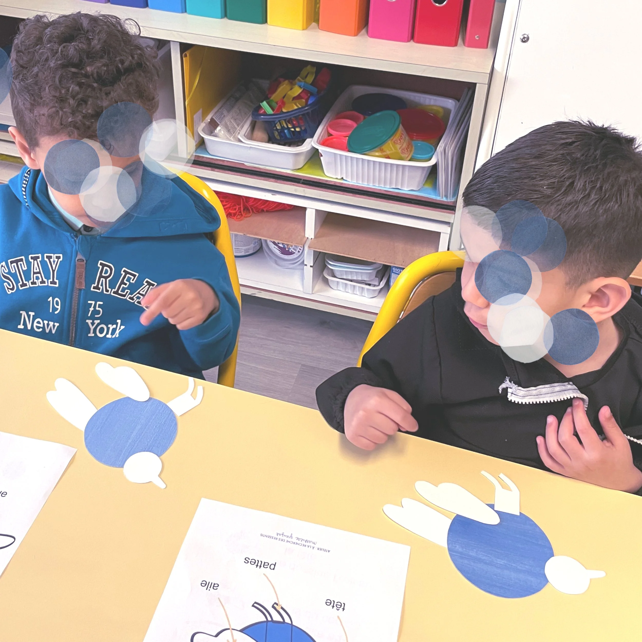 les enfants confectionnent l’oiseau