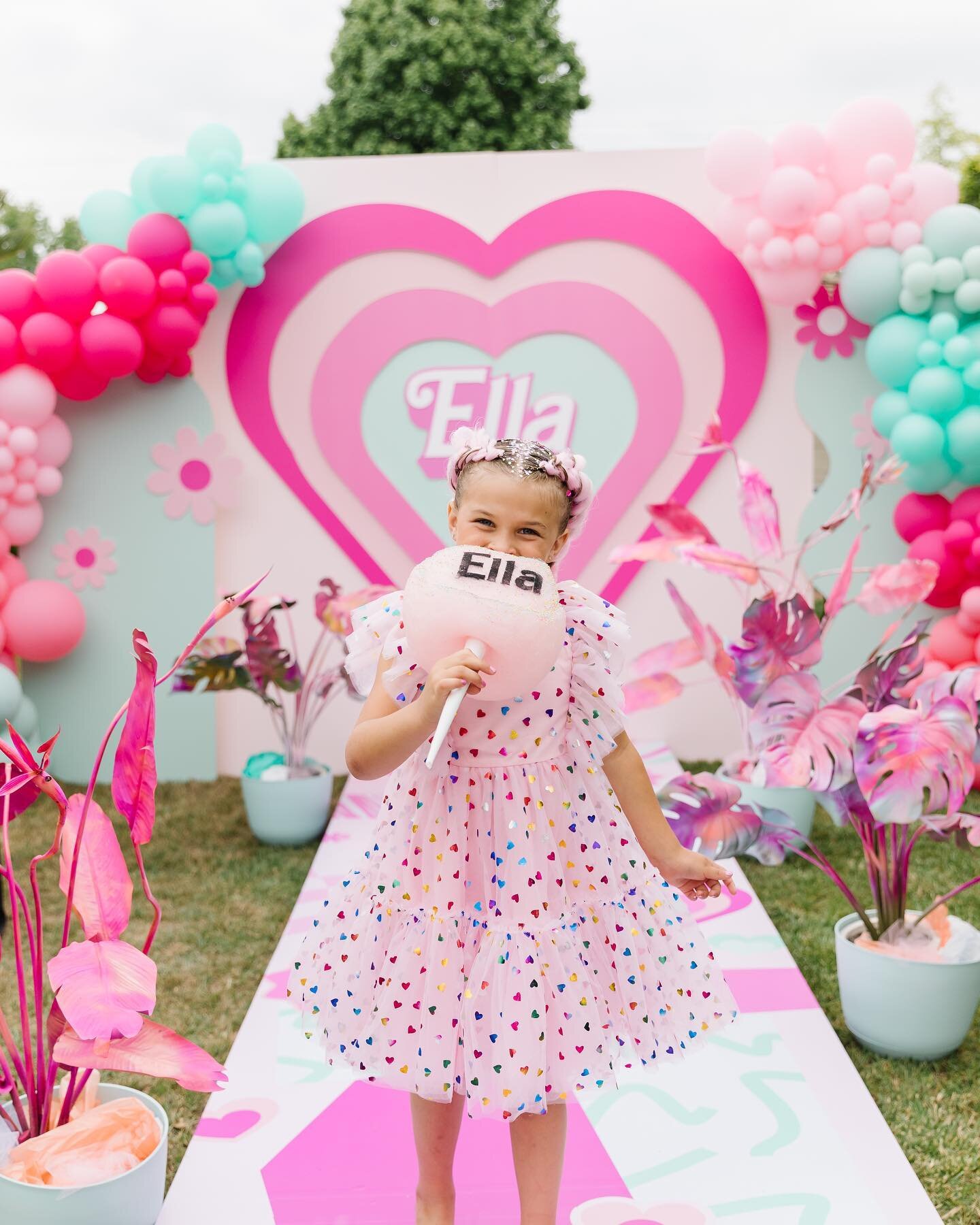 Who is seeing the Barbie movie this weekend?! 🙋🏻&zwj;♀️ This dream Barbie party with @stay.goldendesign has my little (and big) girl heart like 💗. My favorite is our custom runway! 💖🌸 #barbieparty #barbiemovie 

Barbie&rsquo;s dream team:

Plann