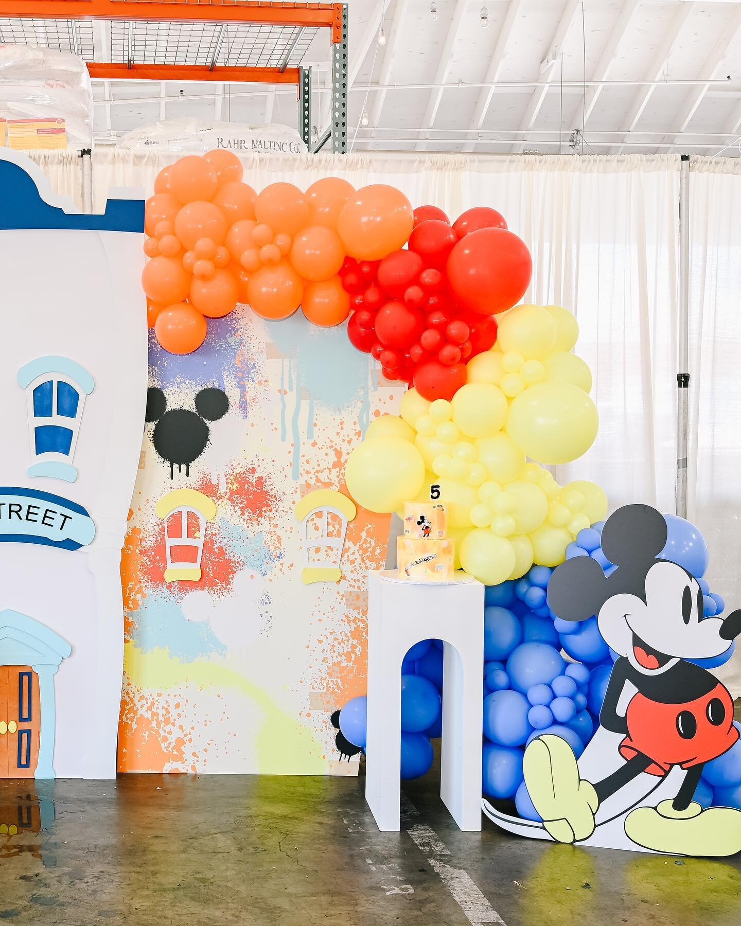 Toontown but make it street art.

The ideas and talent behind the @stay.goldendesign is truly art! Loved this street art spin on Mickey with this dream team:

Design + Planning: @stay.goldendesign
Photographer: @navasclickstop
Videographer: @2mb_imag
