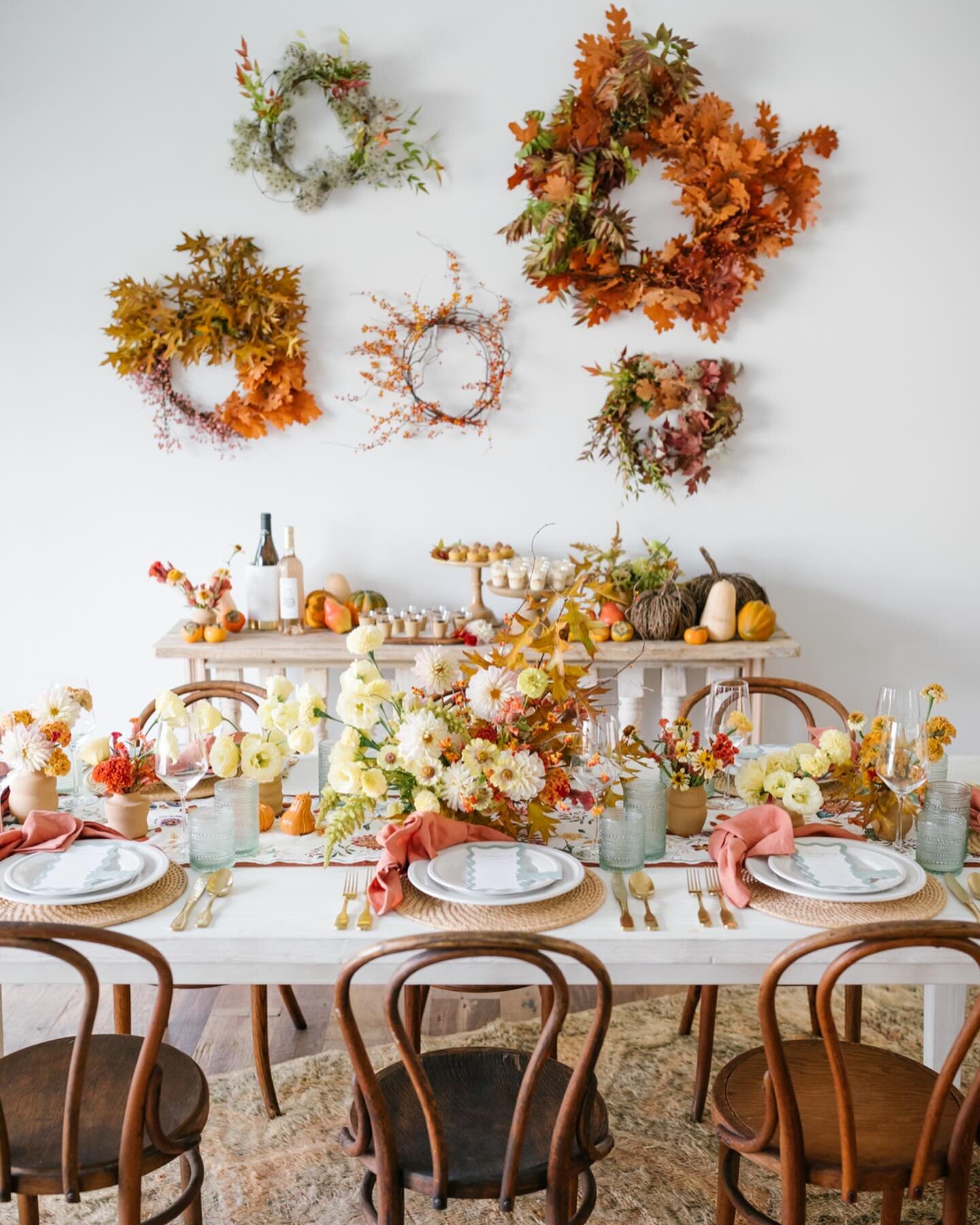 When November hits, I&rsquo;m in full fall and Thanksgiving mode! And this bright and airy fall tablescape from @beijosevents and @surlatable is the most beautiful start of a season of gratitude, gathered around the table. 

Vendors - Design &amp; Pl