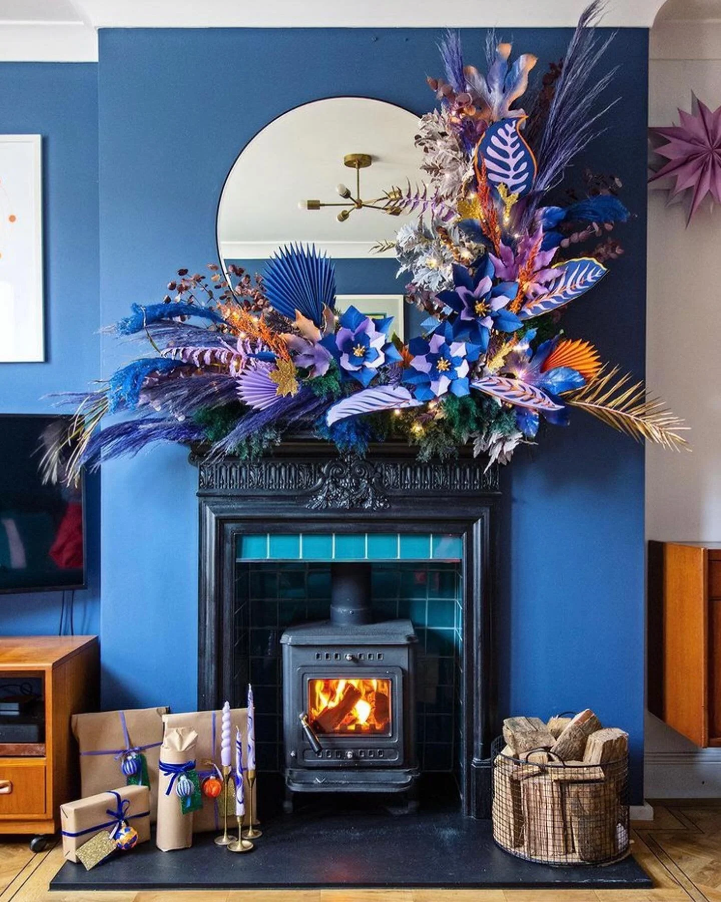 IT’S FRIDAY’S FEATURE PRESENTATION – SUNDAY EDITION & let me just get one thing out of the way which is THIS π΅π΅π΅ GARLAND IS 100% DIY MADE FROM PAPER + CRAFTY THINGS + SPRAYPAINTED STUFF FROM THE GARDEN! π²This Assemblage of G