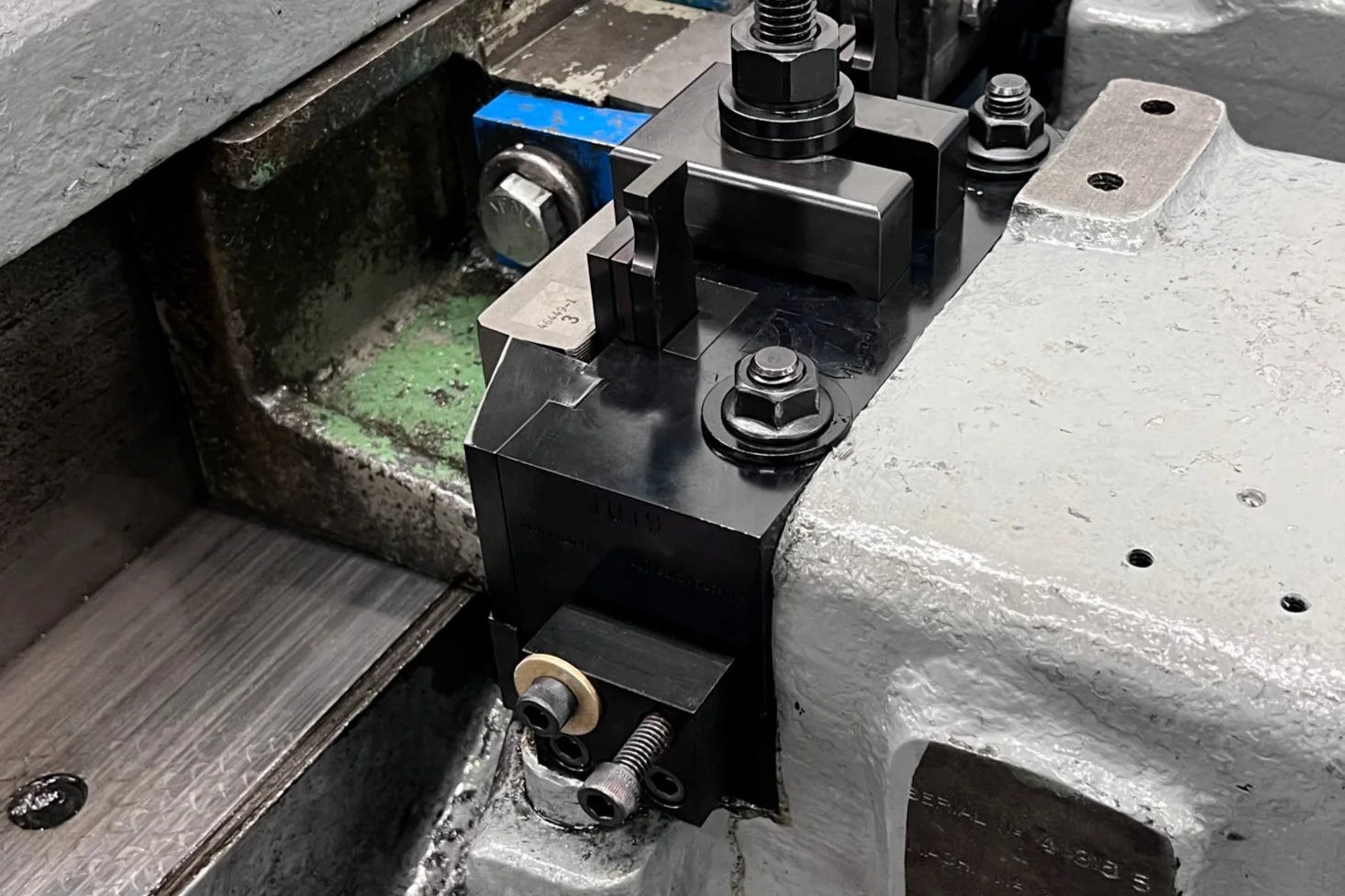 Modification to stationary die block to allow for easier thread roll die alignment adjustment