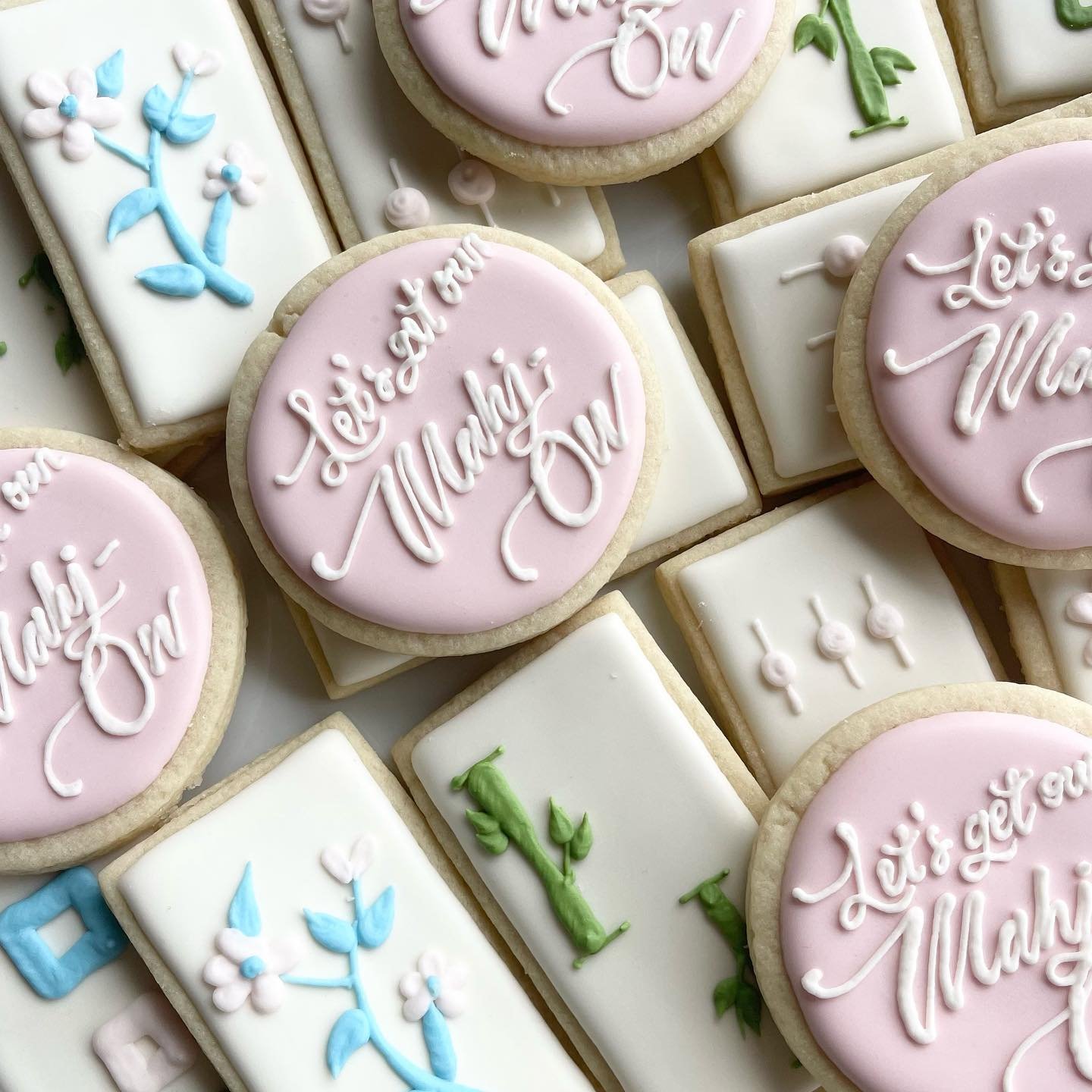 Ladies- who is playing #mahjong ?! I LOVE this set that was ordered for her girl get together last week! 🀄🧠🎲🩷✨ A cute sweet treat that packs a punch on the snack table! 
📩 Message me if you&rsquo;re interested in grabbing your own!
#knoxvillebak