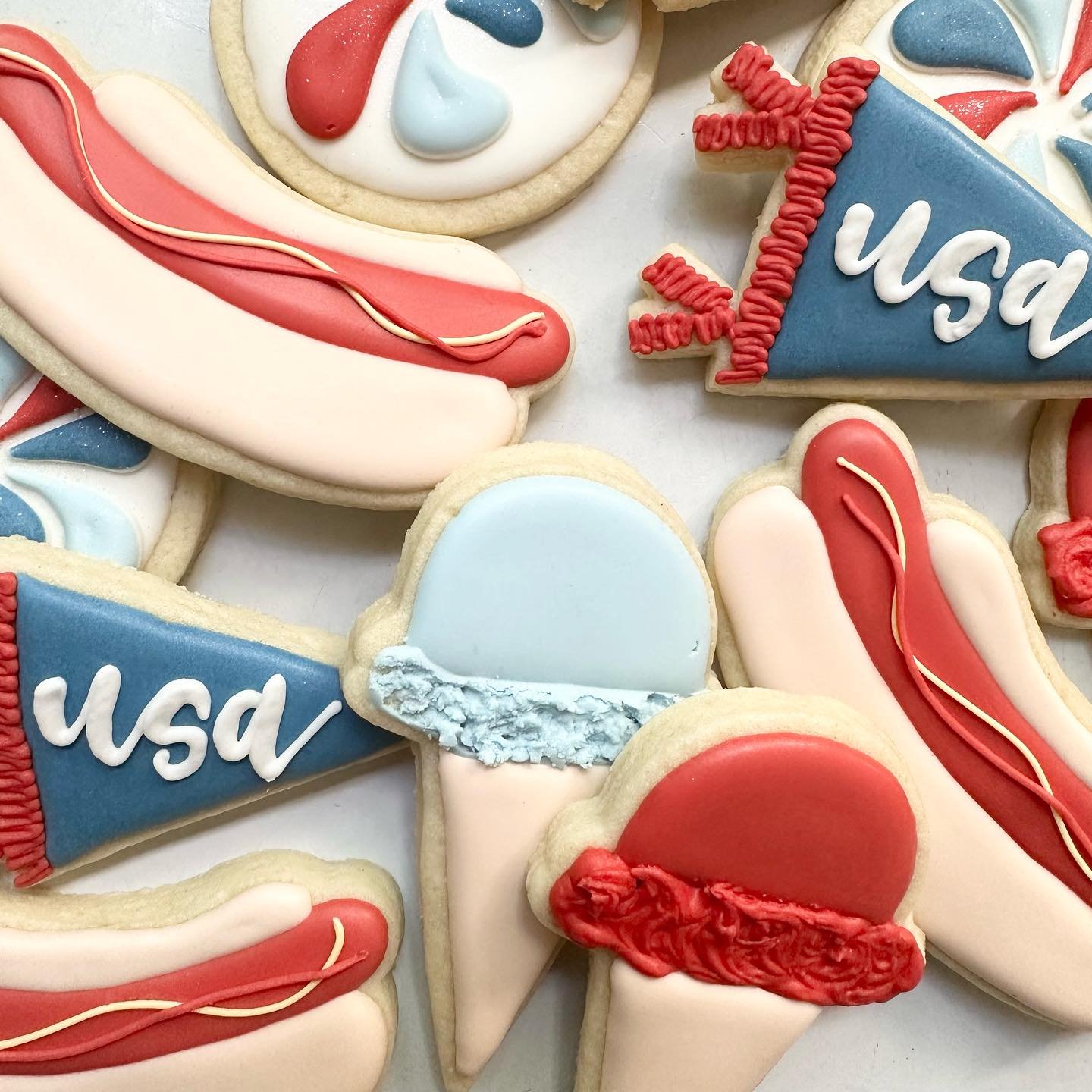 While Memorial Day often brings cookouts, time with loved ones, and around here, beautiful cookies-  it&rsquo;s most importantly a time to reflect and honor those who gave everything for our country. 🇺🇸&hearts;️🍪 

Today, we remember, we honor, an