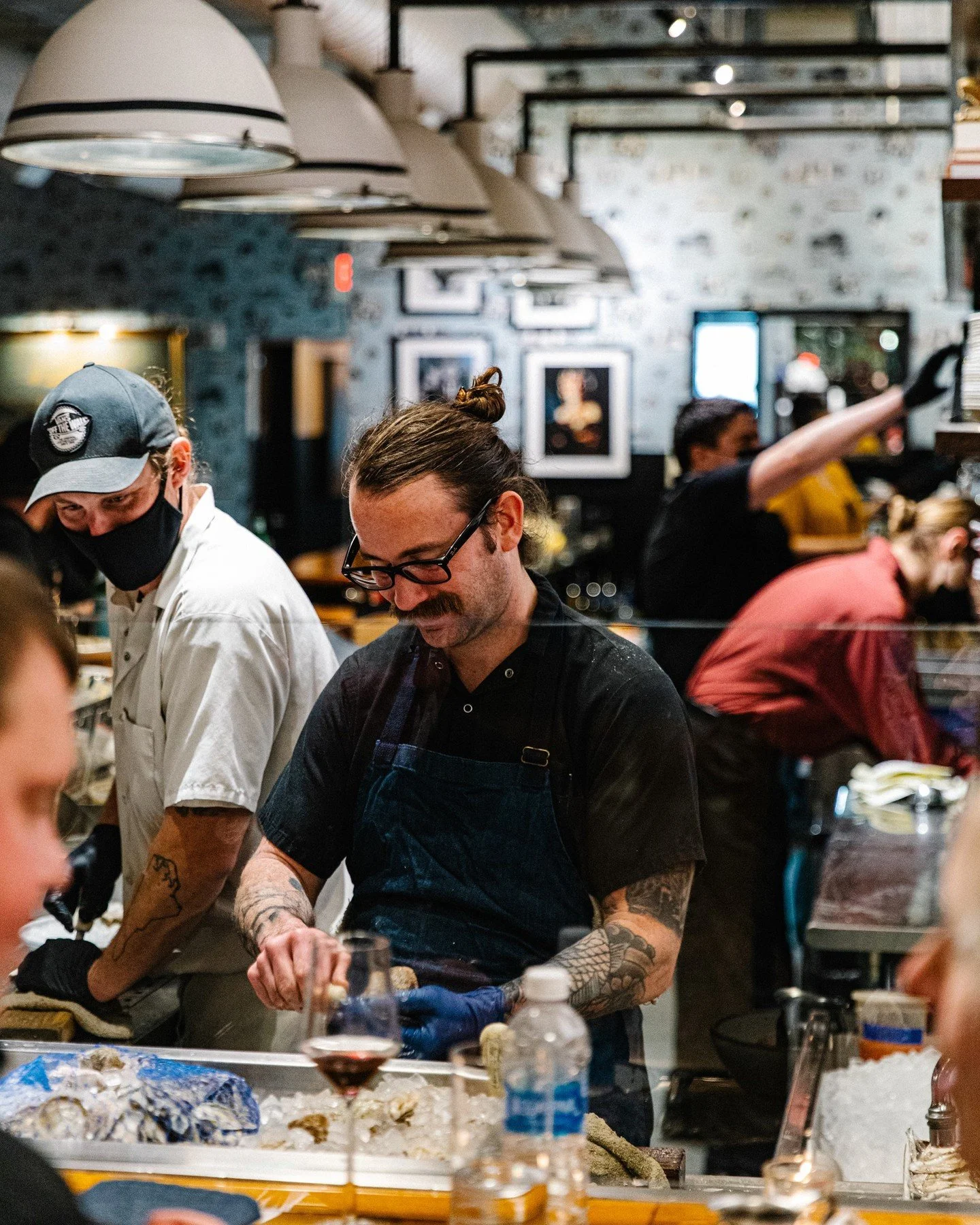 Sundays are for shucking with Sunny! Join us for brunch and bivalves 🦪 

#🦪#roastedoysters #rawbar #ncseafood #oystersonthehalfshell #oystershucking #oystersandchampagne #oystersofinstagram #seafood #oysterlovers #pearls #shuckyeah 
#brunch #downto