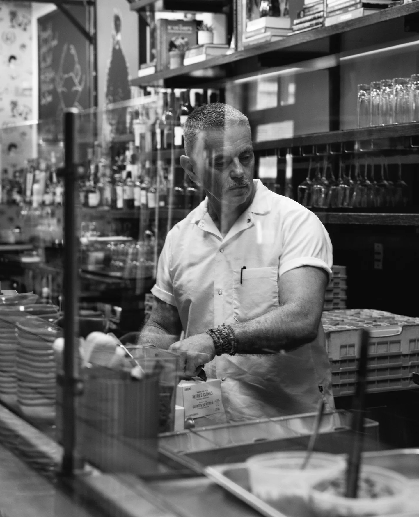 You know a rawbar hates to see Gary comin&rsquo; 🦪 Join us for $1.50 Oyster Happy Hour and get like Gary 🕺 ⁠
⁠
⁠
#oysters #🦪#roastedoysters #rawbar #ncseafood #raleigheats #oystershucking #oystersofinstagram