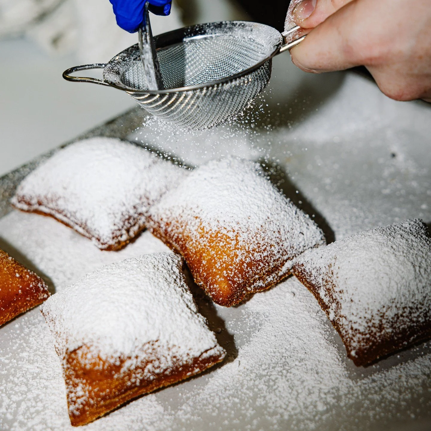 You know how the saying goes: a beignet a day keeps the doctor away 🧑&zwj;⚕️ Book a brunch resi using the link in our bio!

#brunch #downtownraleigh #raleigheats #raleighbrunch #raleighfoodpics #raleighfoodie #cocktails #oysters #rawbar #goodeats #b