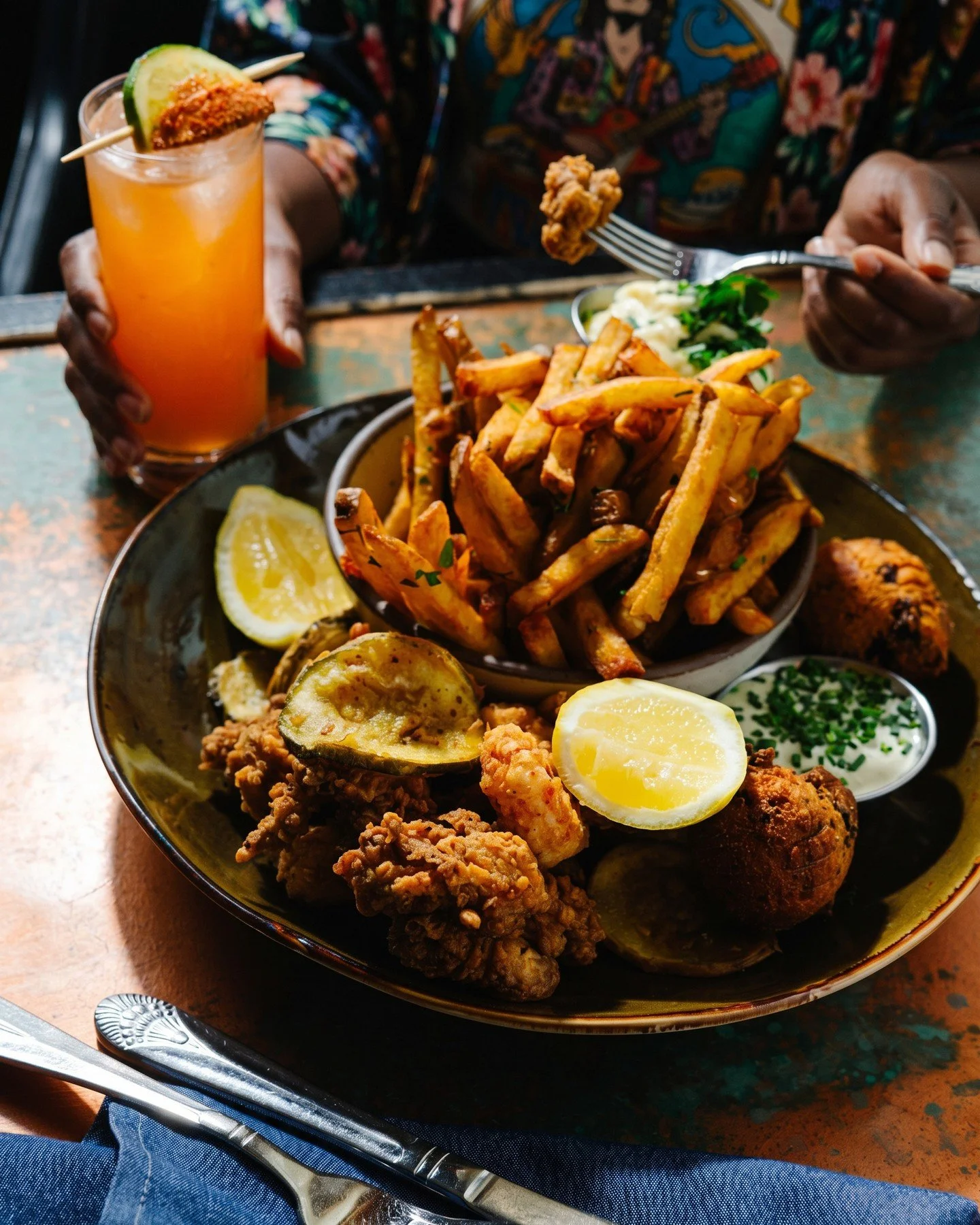 This picture is your notice that summer&rsquo;s on its way 🍤🍟🦪☀️🌊 

#oysterbar #raleigheats #foodstagram #raleighdining #seafood #ncseafood #friedseafood  #downtownraleigh