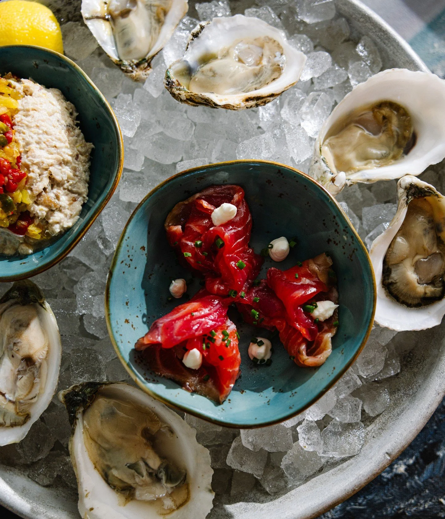 When the weather starts heating up we head to the raw bar 🦪 🐟 Fresh fruits of the sea don&rsquo;t sit heavy! 🌊 

#oysters #🦪#roastedoysters #rawbar #ncseafood #raleigheats #oystersonthehalfshell #oystershucking #oystersandchampagne #oystersofinst