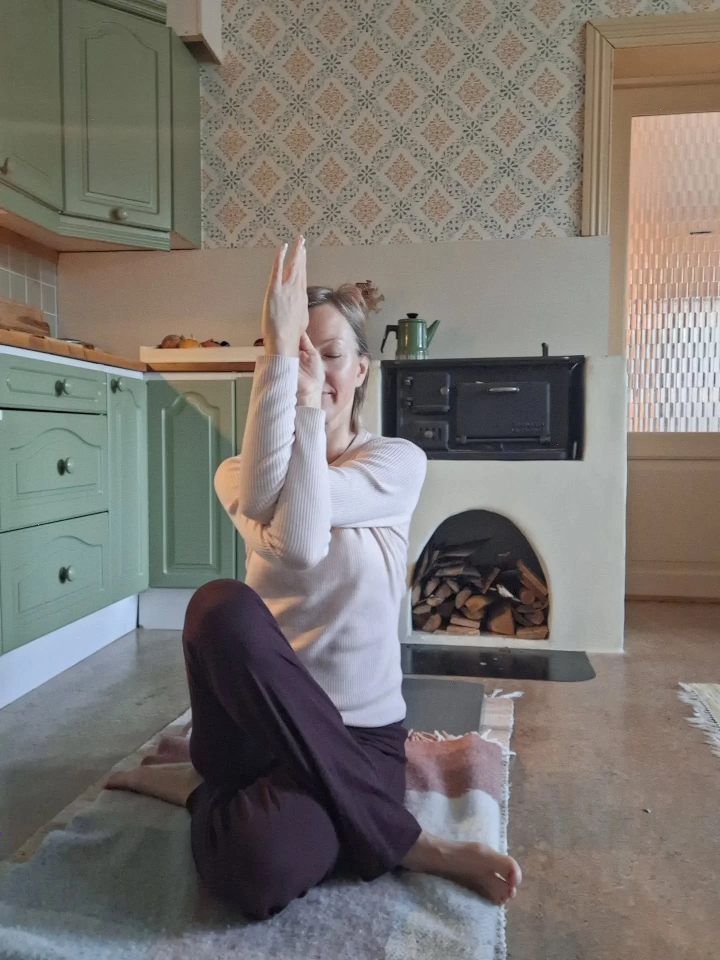 ✨️ Stille morgenstund. Jeg ruller ofte ut matten p&aring; kj&oslash;kkenet, p&aring; farmors fillerye. Tenner opp i vedovnen og gj&oslash;r myk yoga og strekker p&aring; kroppen etter nattens lange hvile. 

Jeg sover som regel godt og lenge. St&aring