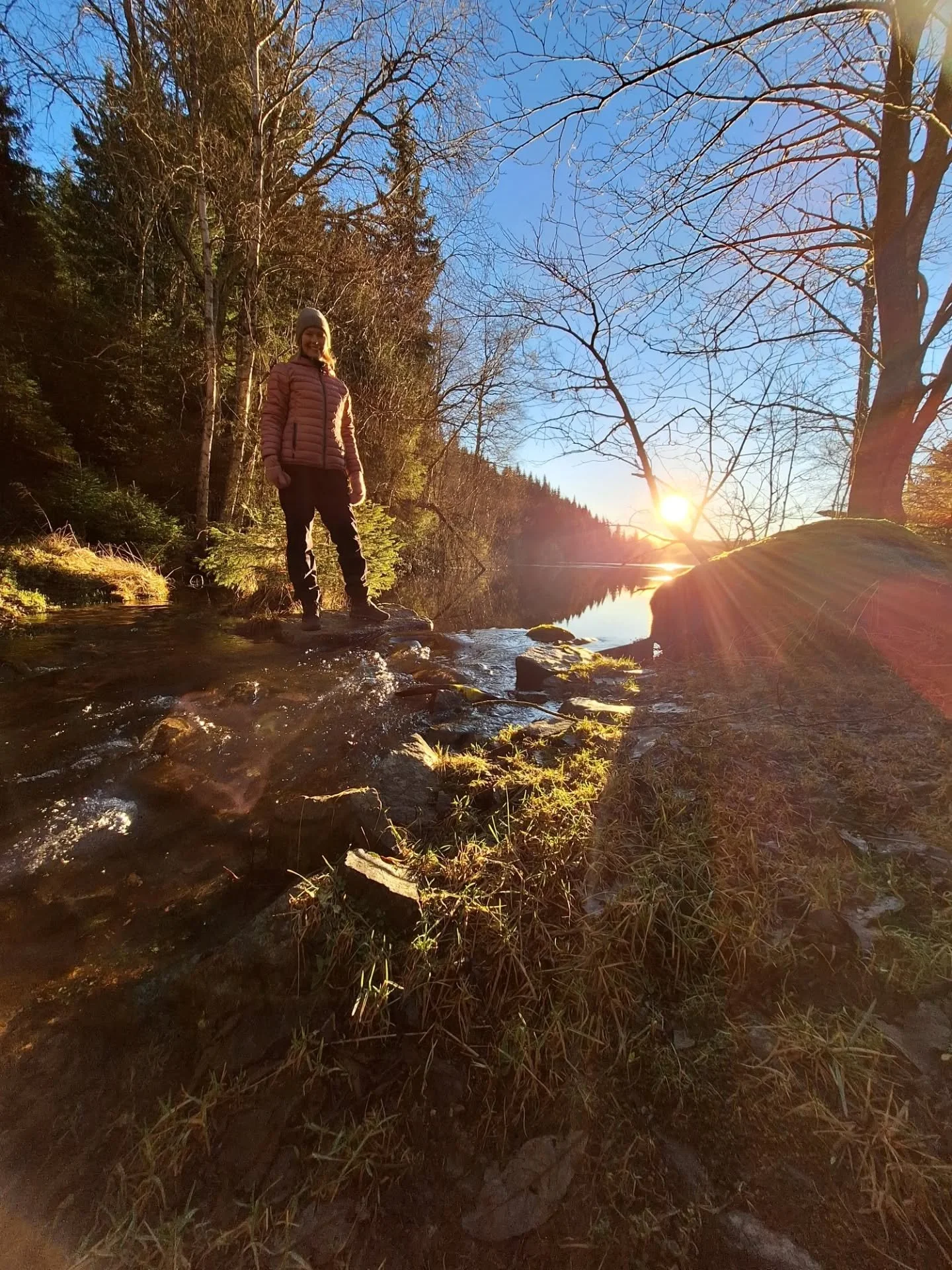 Vintersolverv - &aring;rets m&oslash;rkeste dag. 🖤 M&oslash;rkeret inviterer til stillhet og hvile. Til ro og ettertanke. La kroppen falle inn i ro og hvile, akkurat slik som naturen gj&oslash;r n&aring;. 🤍🖤

Her i Hurdal er det uvanlig at vi ikke