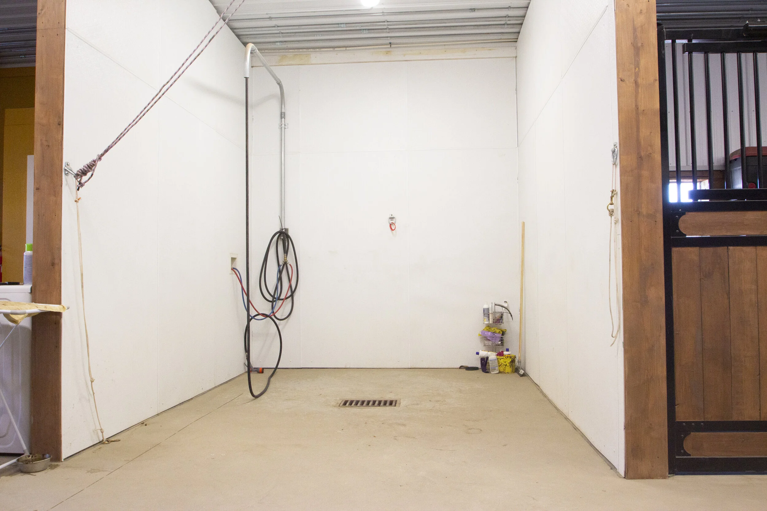 Wash stall with hot and cold water, and tie up for dental floating. 