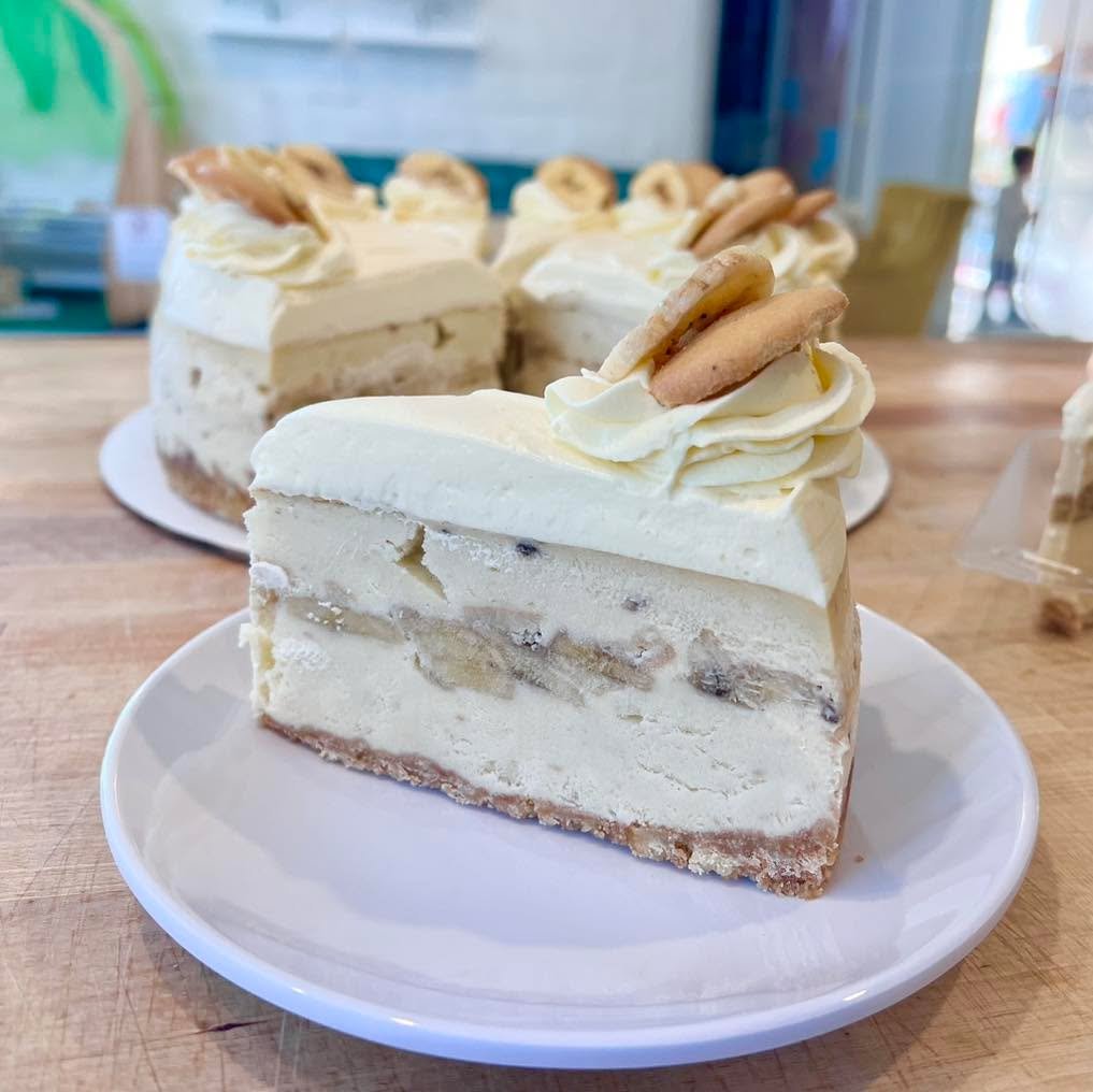 It&rsquo;s back. Baked Banana Puddin Cheesecake. 

Vanilla wafer crust, fresh banana cheesecake with layers of sliced bananas and vanilla wafers. Topped with vanilla puddin whipped cream, vanilla wafers and banana chips. 

Limited quantity available 