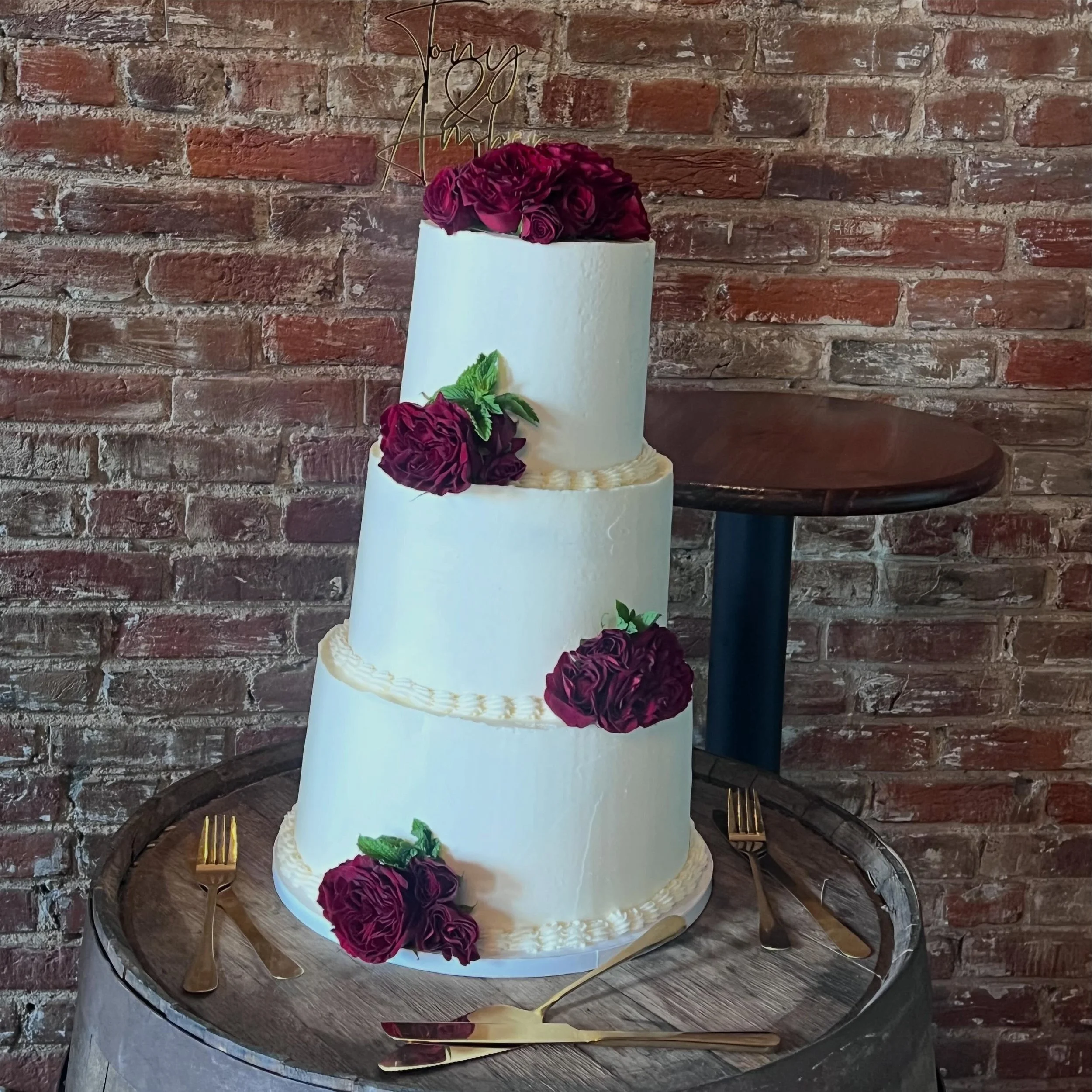 I always love a classic, simple wedding cake