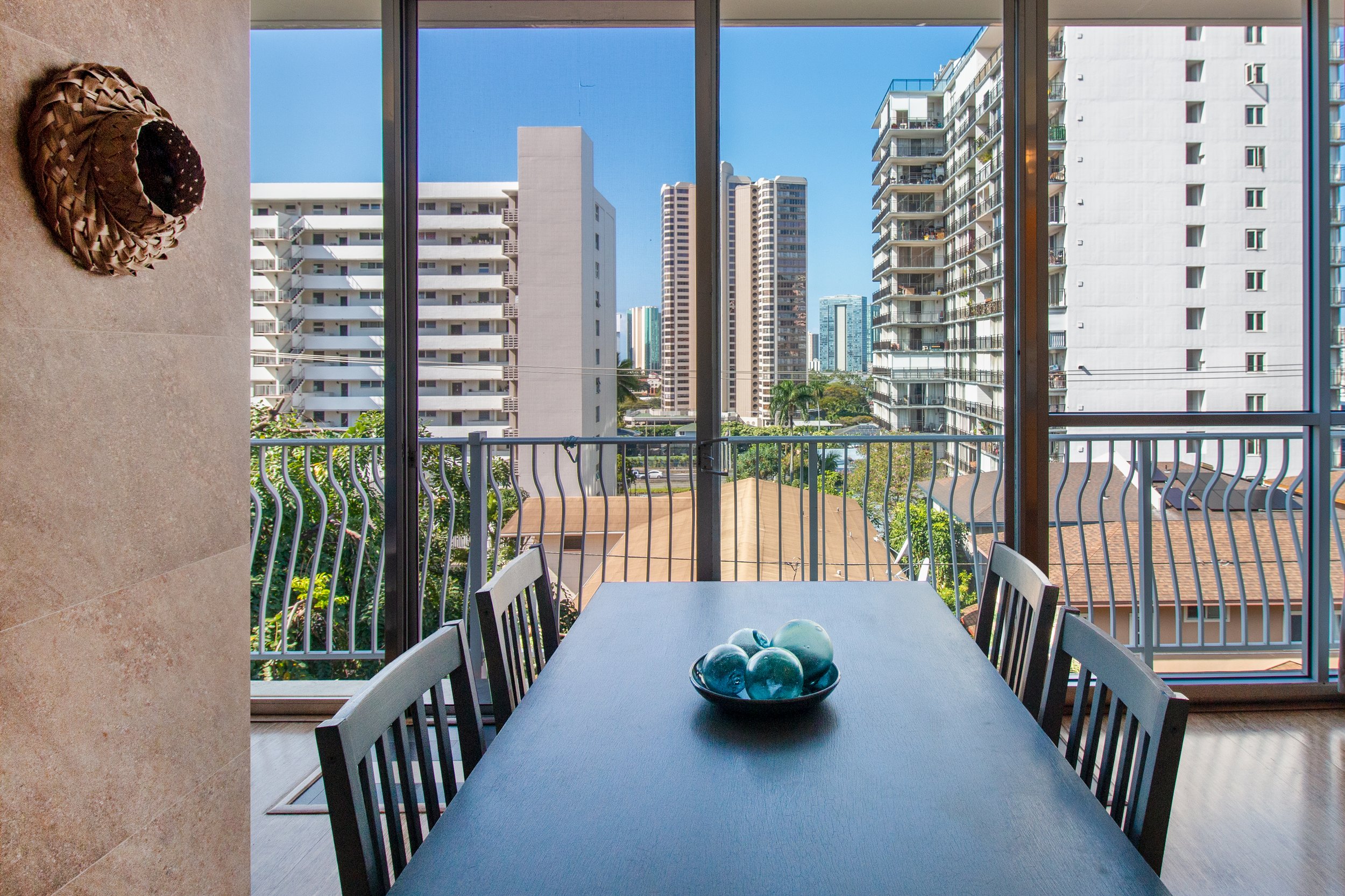 Located in a well-maintained boutique building, this top-floor gem offers floor-to-ceiling windows that frame breathtaking views of the Honolulu skyline, spectacular sunsets and a peak-a-boo ocean view.