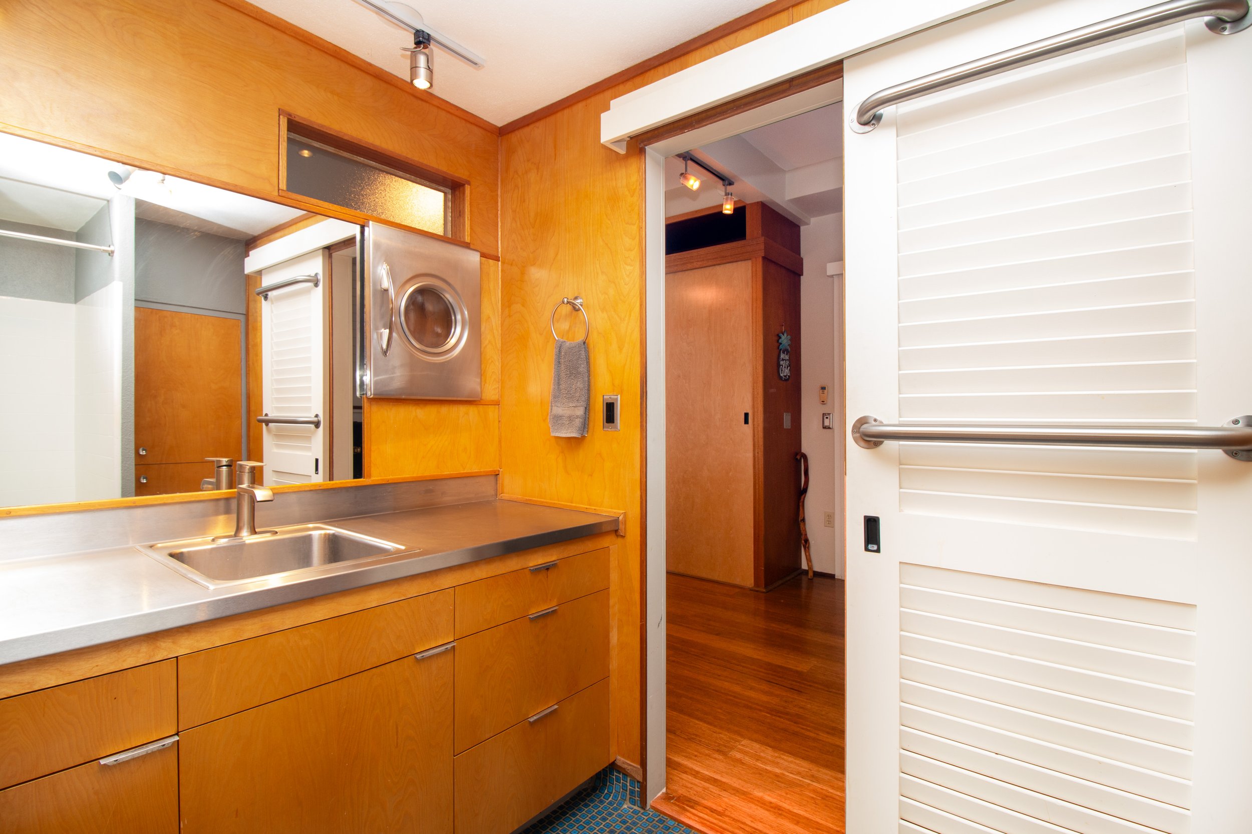 Bathroom accessible from the bedroom.
