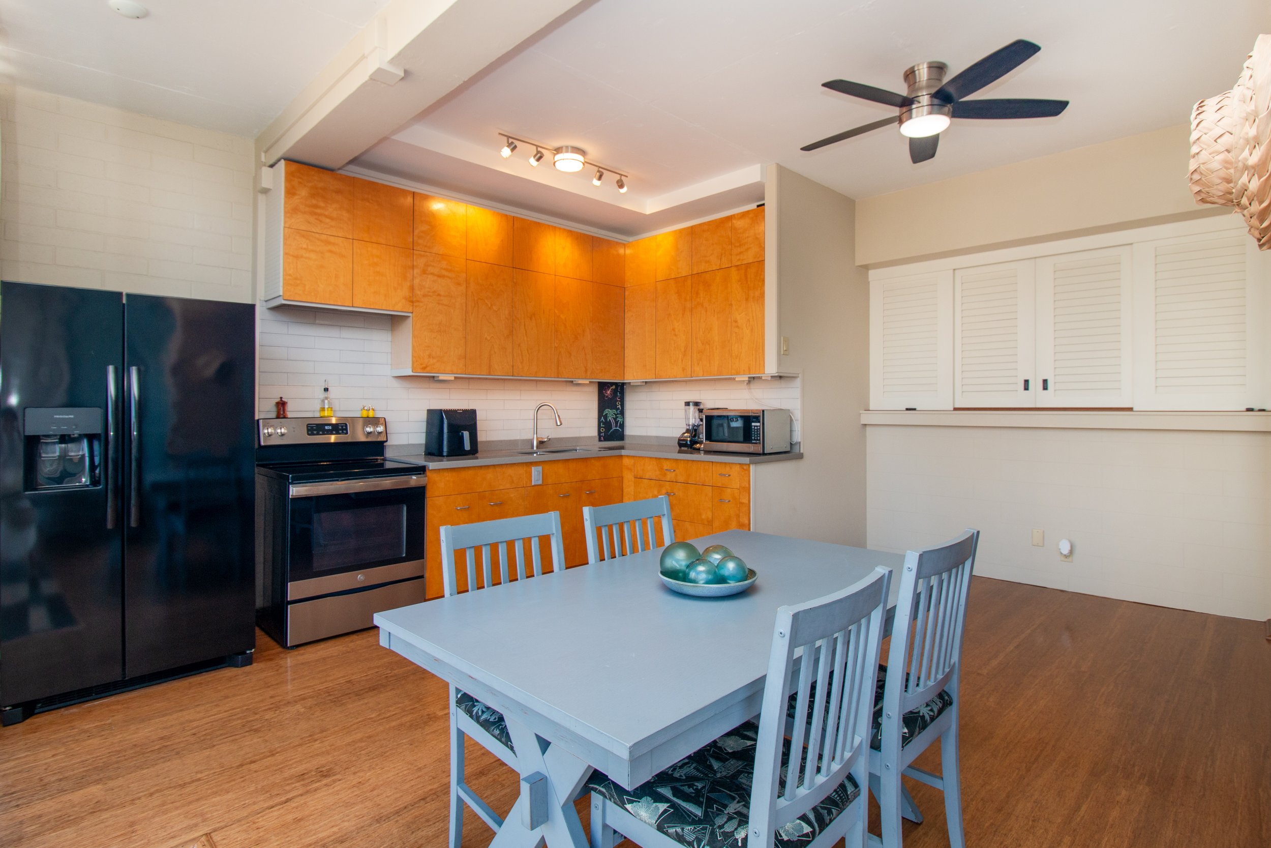 Open kitchen and dining area. Oven bough in spring 2022, refrigerator bought in spring 2023.