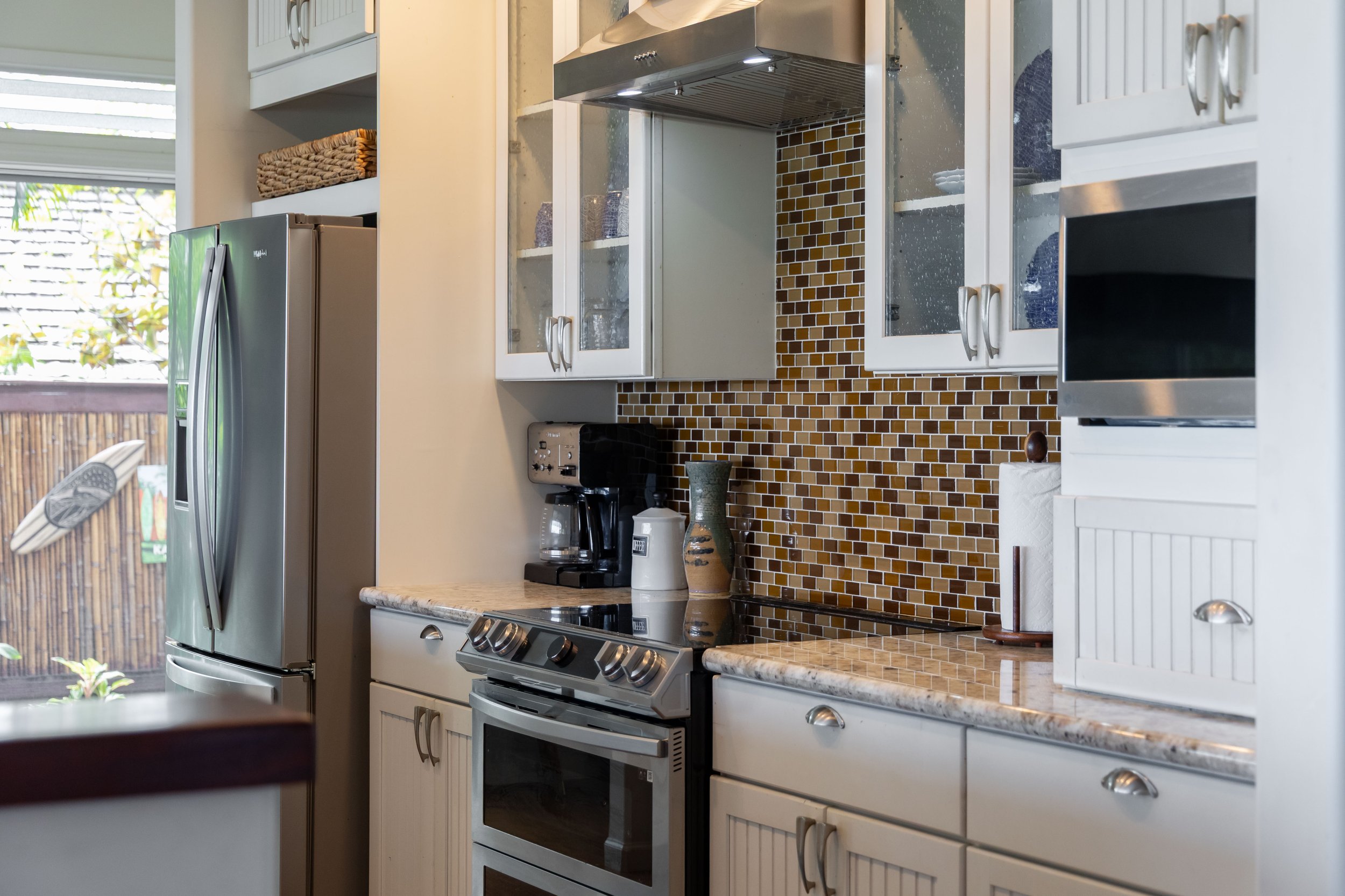 Open kitchen with full size appliances.