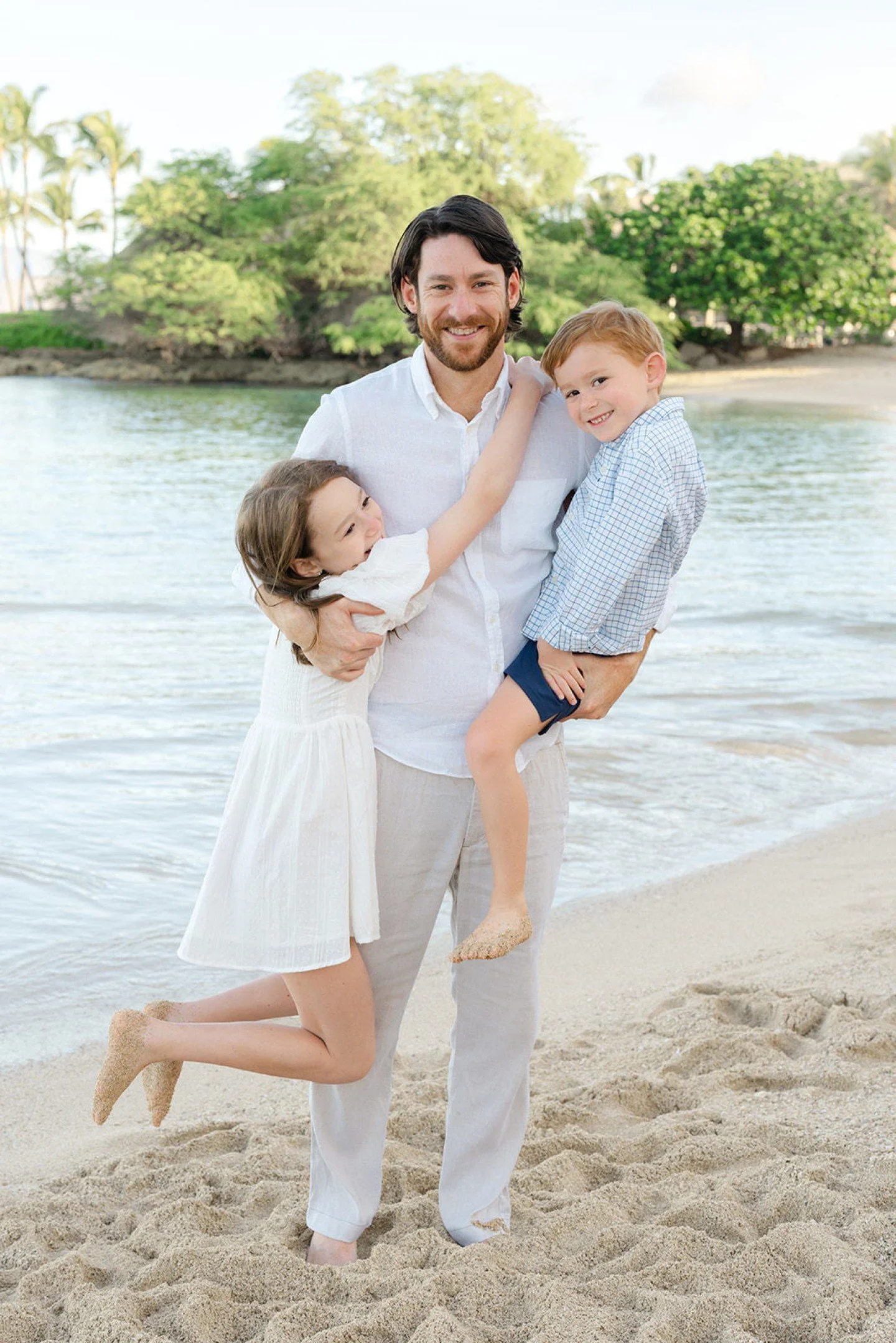 Thinking about a family session in Oahu? My best tip: keep it comfy. Light colors work perfectly for the beach and give everyone room to move. Let the kids run, play, and just be themselves. Those little in between moments always end up being favorit
