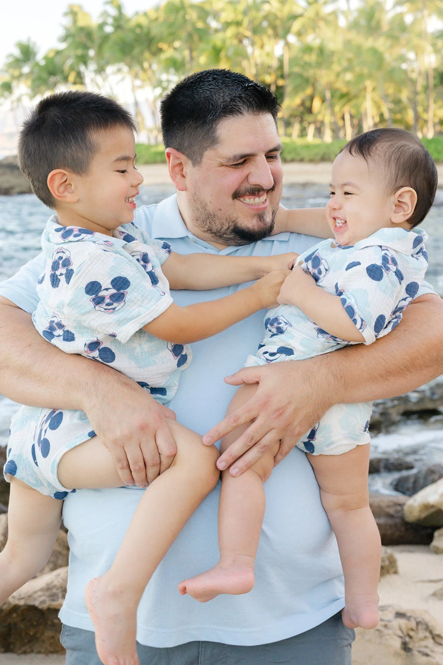 Okay, these beach pics are EVERYTHING. 😍 Dad&rsquo;s lifting the kids and they&rsquo;re cracking up, mom and son are giving major sweet vibes, and that sibling kiss? Melt my heart. 😭 Then there&rsquo;s the quiet love between the parents, and that i