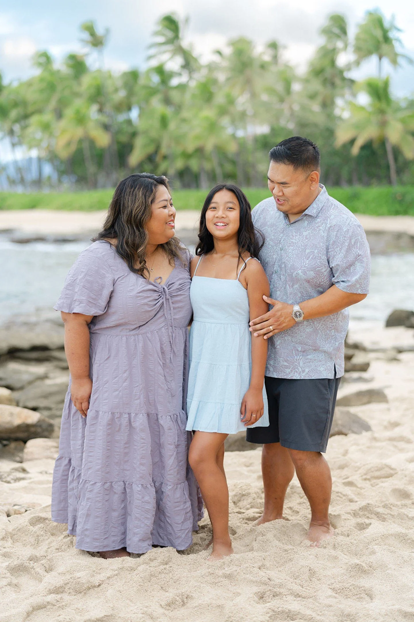 Secret Beach was so good for this session 🏝. The daughter in soft blue looked like she was just soaking up all the love from her parents and grandma. The whole vibe was so relaxed and easy. It was one of those sessions where you can just feel how mu