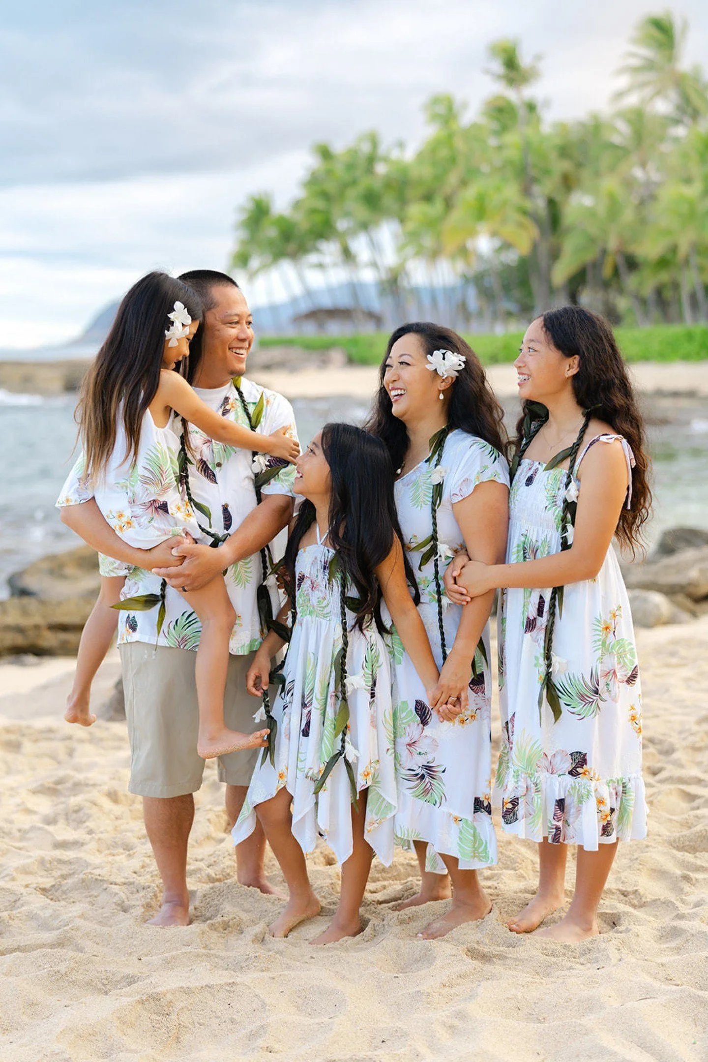 Had the BEST time with this sweet family on the beach! 🌊 They were all dressed in matching floral outfits, and the vibe was just so fun! Lots of laughs, hugs, and some seriously adorable moments. The kids were so playful, giving dad some sweet (and 