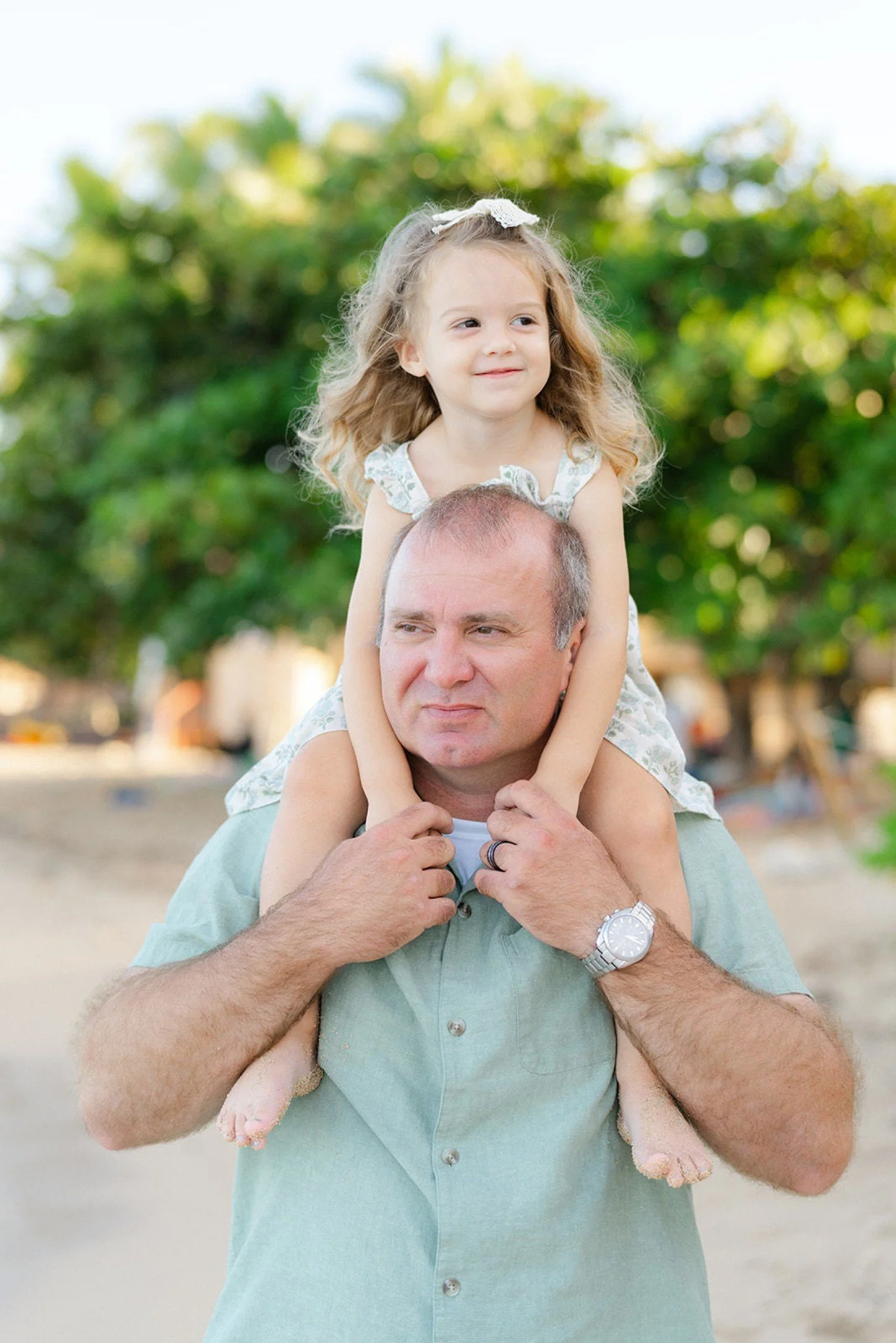 How cute are these kiddos? 😍 The little one had the BEST time riding on Dad&rsquo;s shoulders while the older sibling was the sweetest little helper. So thankful for families like this one who make my job feel like a breeze. Watching these kids hang