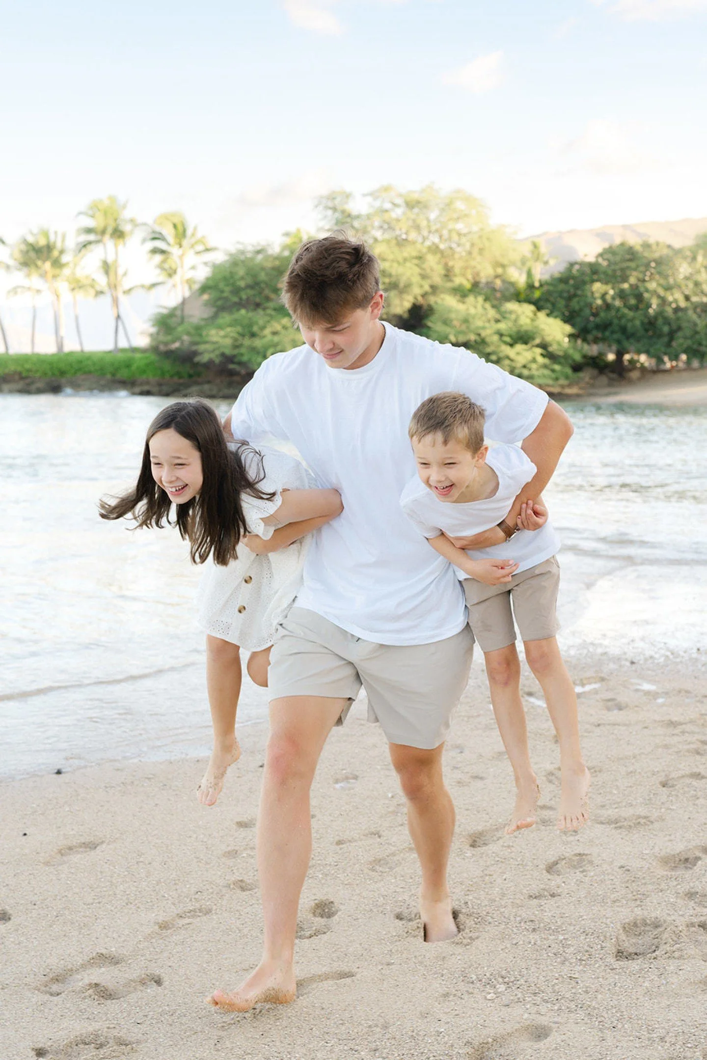 This session at Paradise Cove was such a blast! 💖The laughs were nonstop, and it was so sweet seeing the older brother with his younger siblings. It was one of those shoots where I just let them be themselves, and the pictures really show all that l