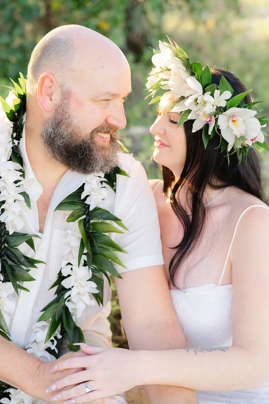 enhance-oahu-family-photos-with-florals-photographer-guide